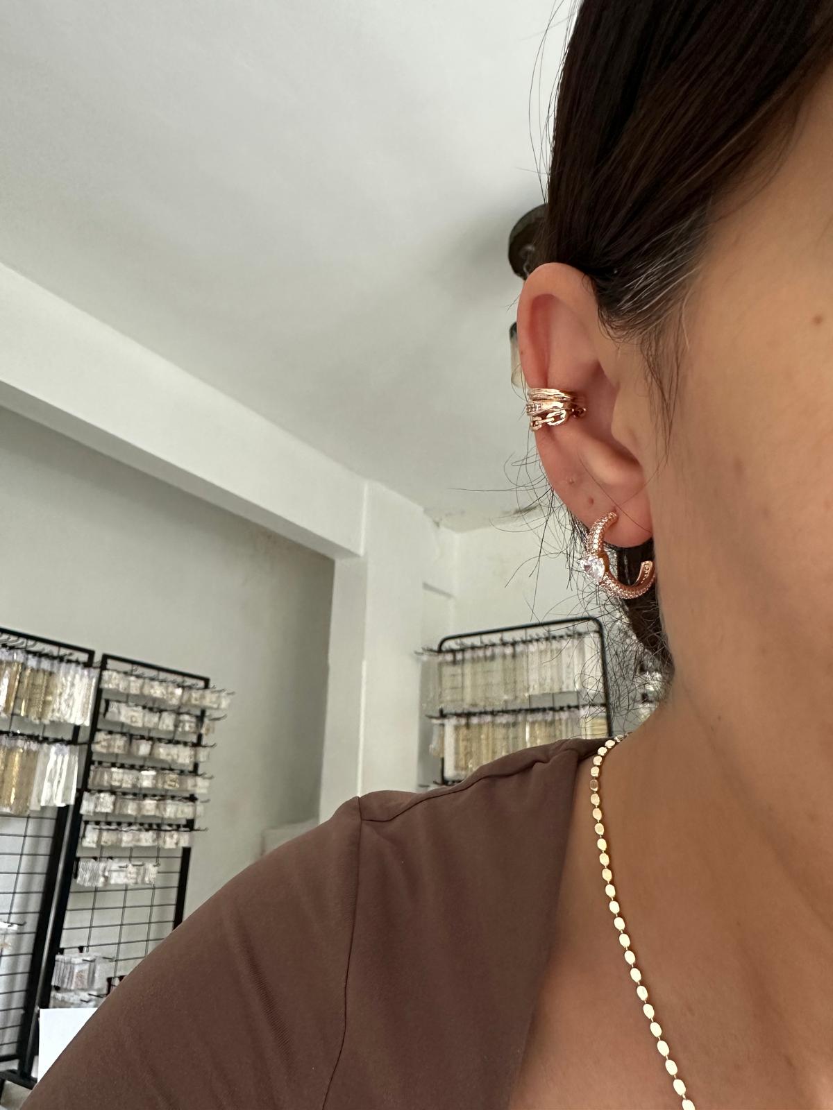 14K Gold Renkli Sık Montür Taşlı Ortası Kalp Taşlı Yarım Halka Küpe