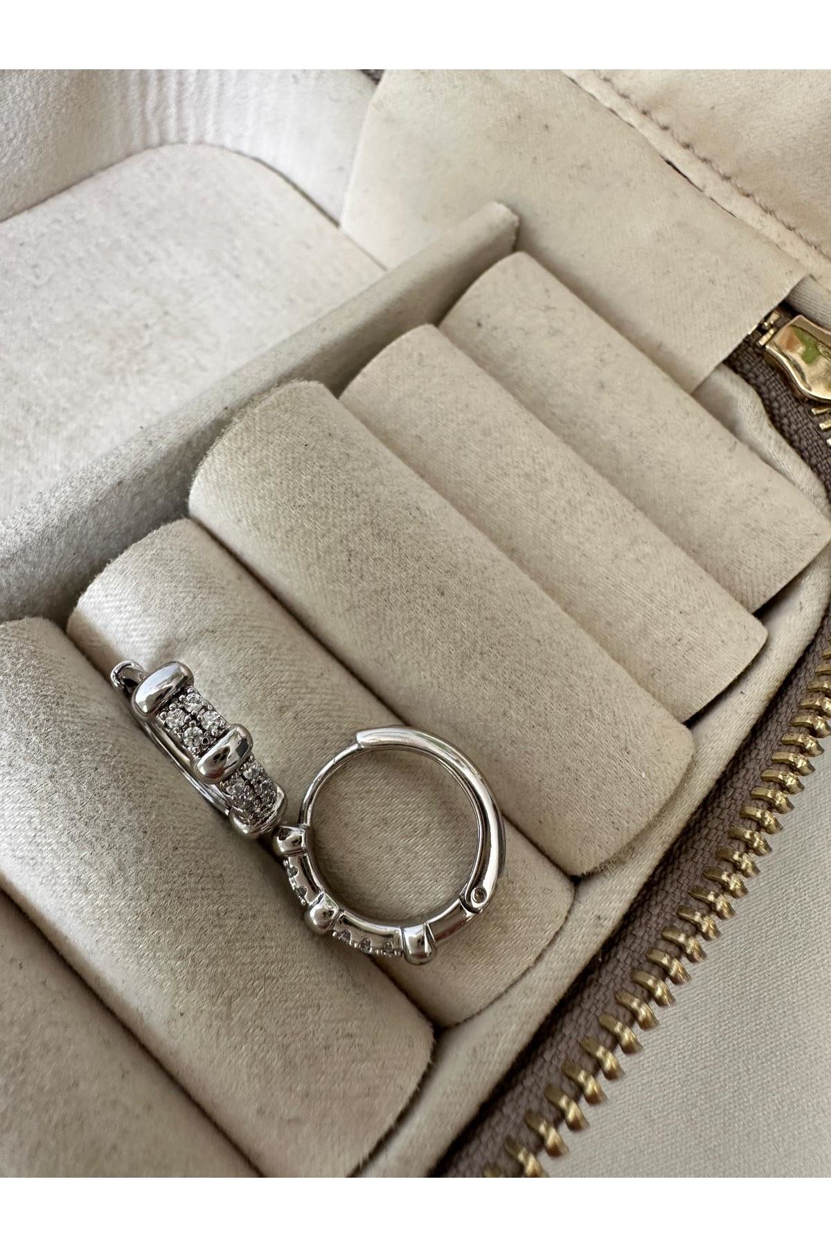 Gümüş Renkli İki Sıra Taşlı Plaka Bomb Küpe