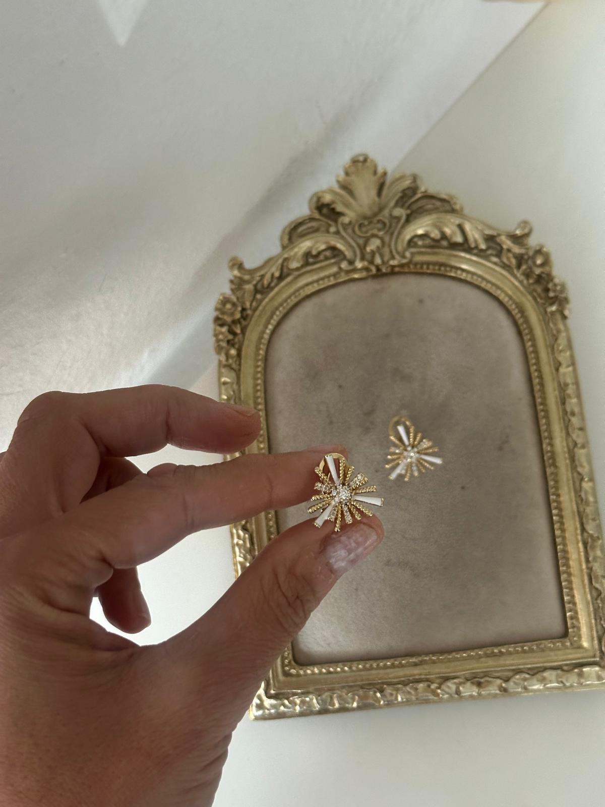 14K Gold Renkli Tasarım Çubuk Kesik Taşlı Beyaz Mineli Küpe