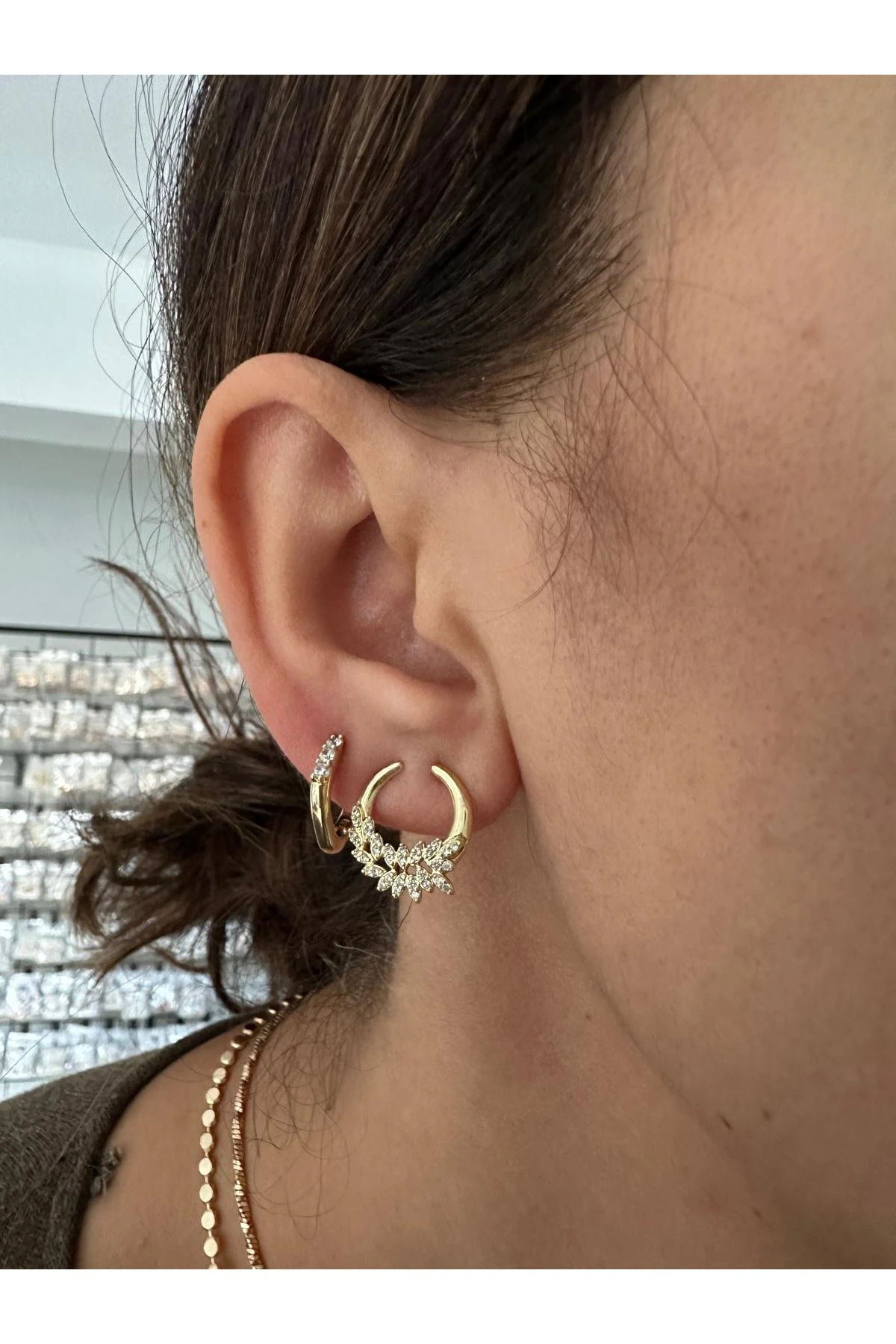 14K Gold Renkli  Halka Kesim Dal Sarmal Taşlı Küpe