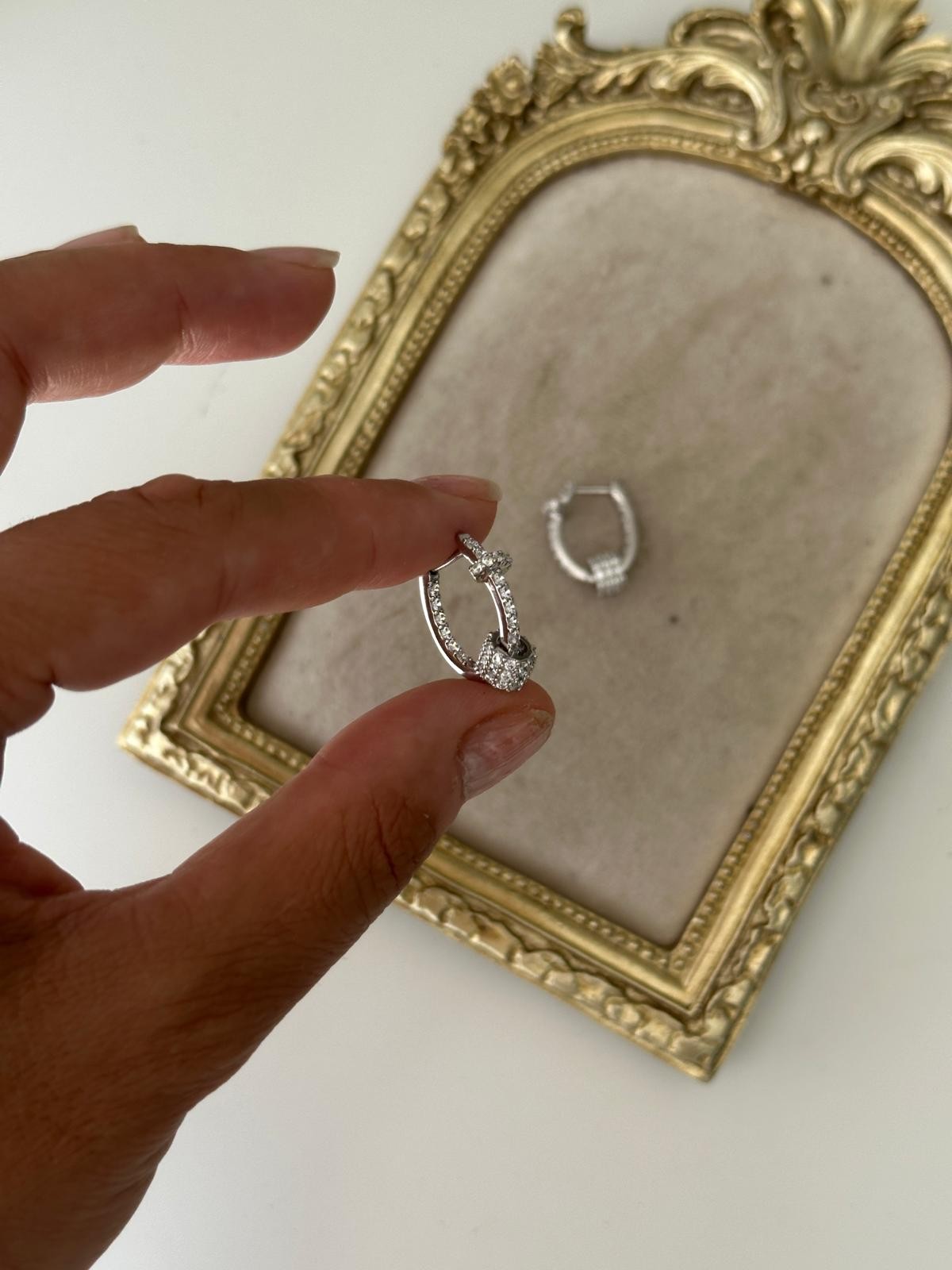 Gümüş Renkli Oval Kesim Tasarım Pandoralı Taşlı Küpe