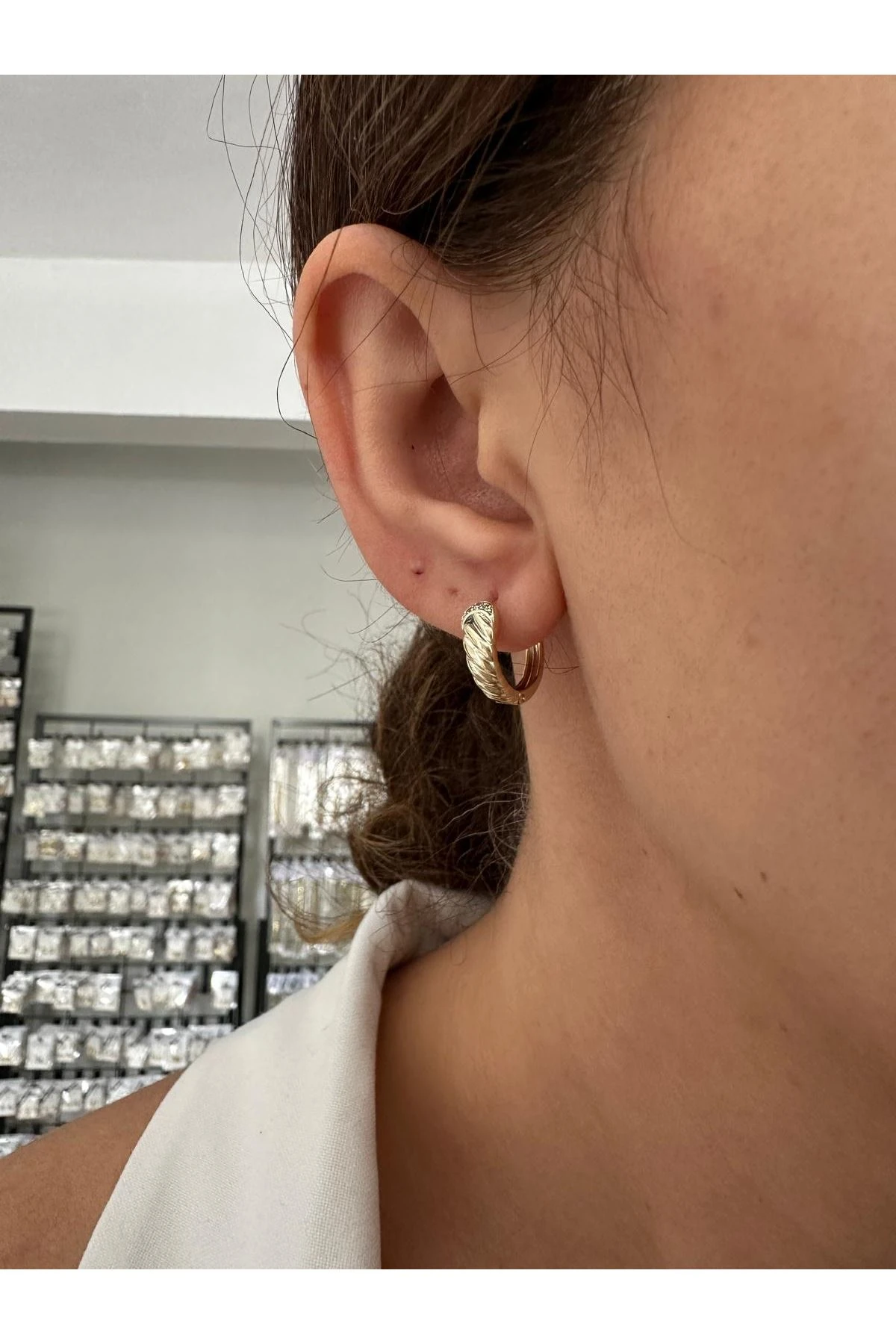 14K Gold Renkli Halka Burgu Kesim Önü Sıra Taşlı Küpe