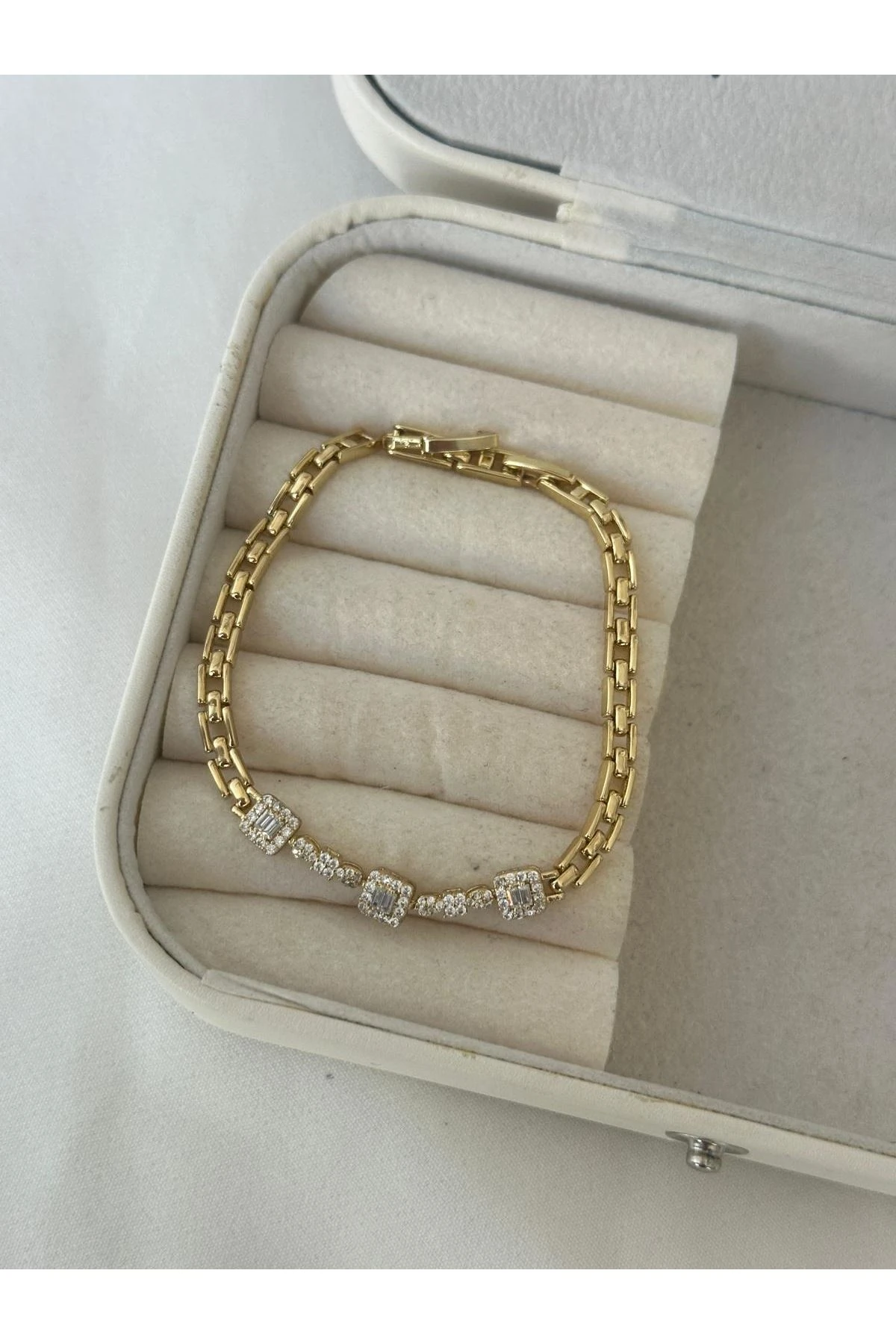 14K Gold Renkli  Ortası Üç Küp Kristal Taşlı Bileklik