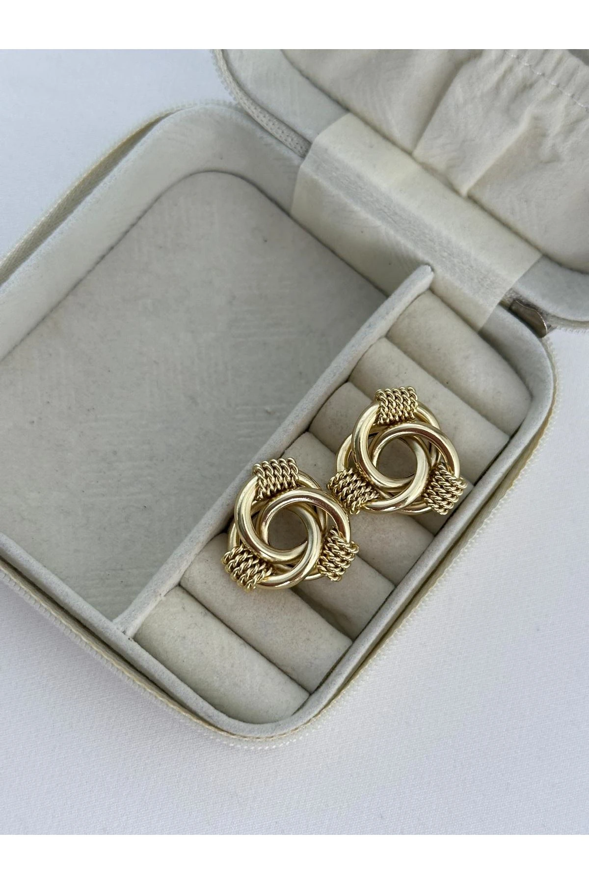 14K Gold Renkli  Orjmark Dolama Zincir Detaylı Küpe