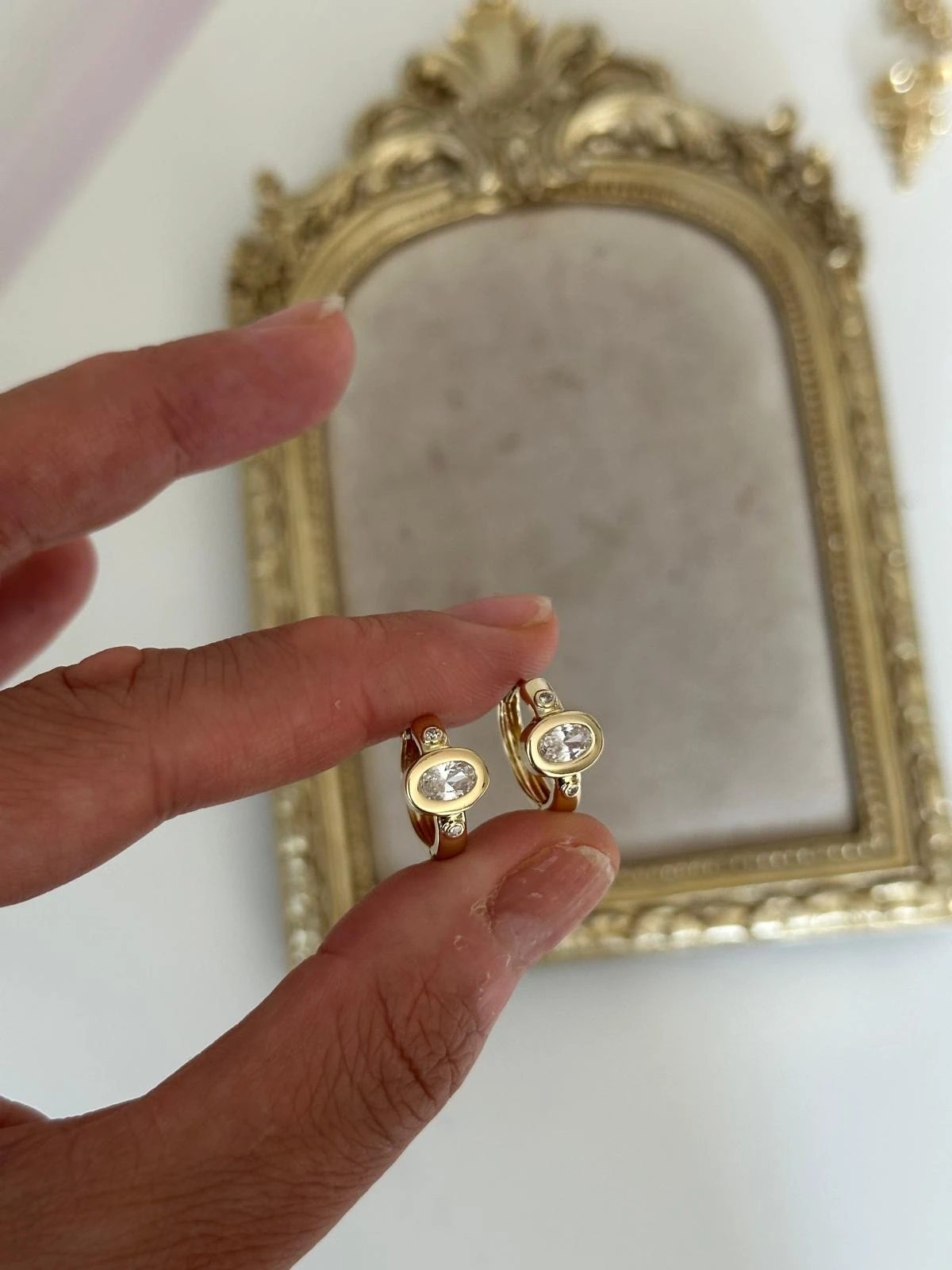 14K Gold Renkli Ortası Oval Taşlı Kuyum Halka Küpe