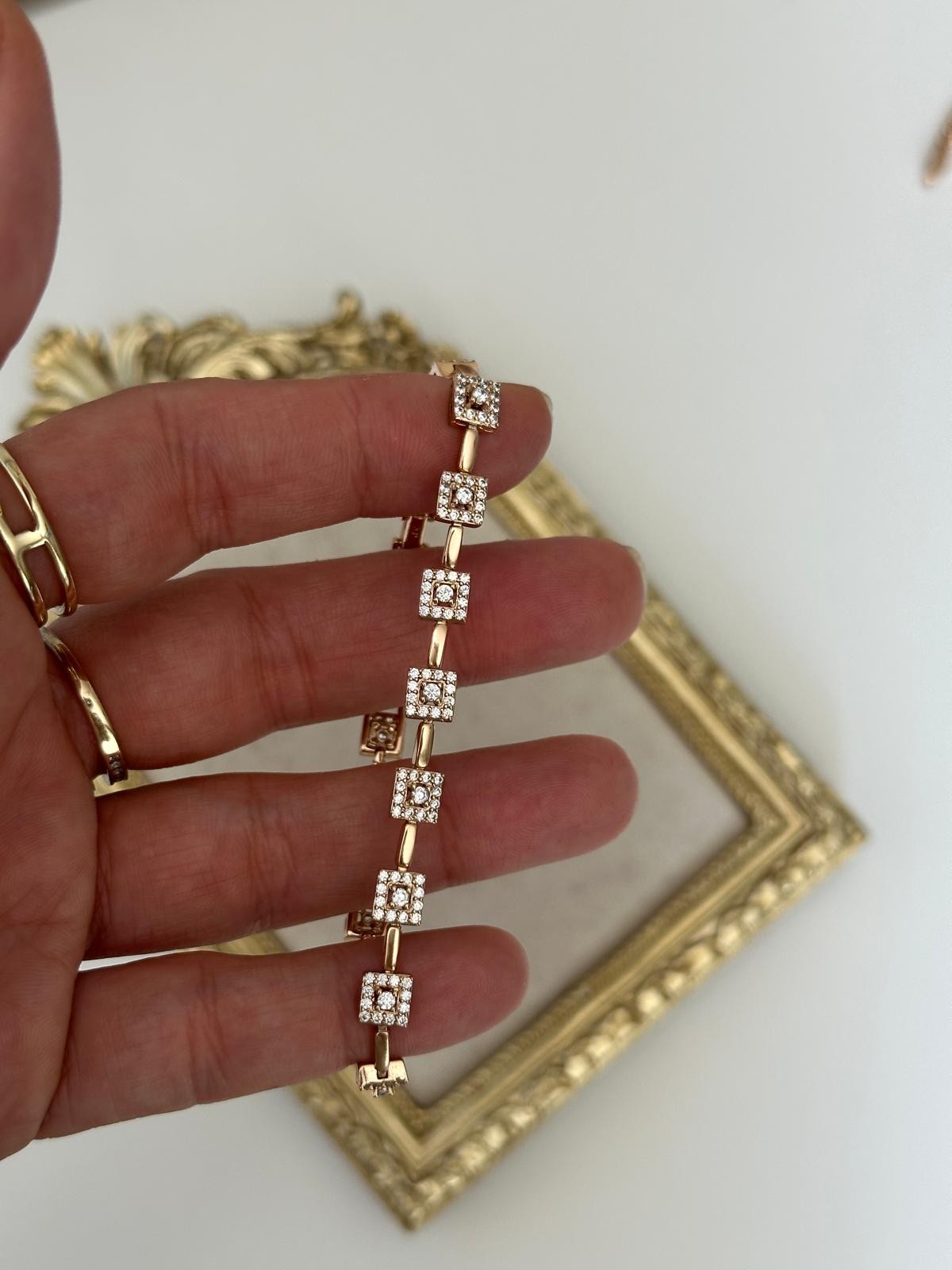 18K Gold Rose Kare Gömme Taş Çubuk Geçmeli Bileklik