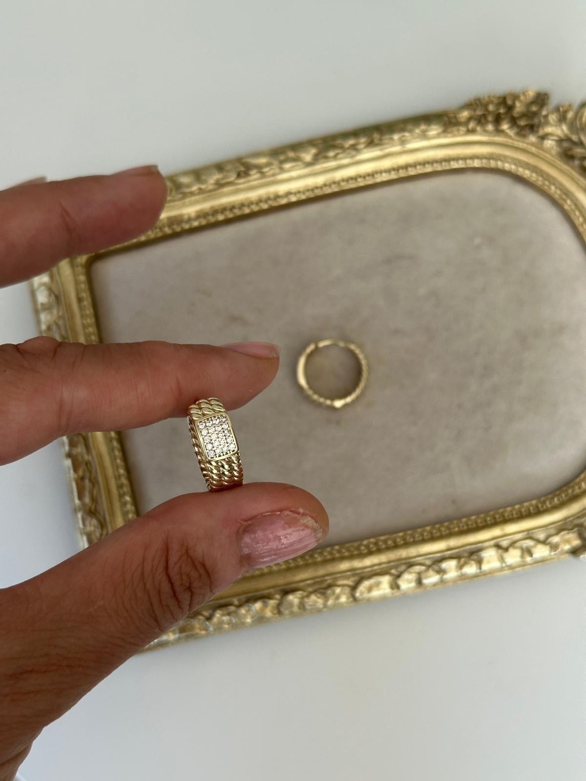 14K Gold Ful Burgu Desen Ortası Montür Taşlı Halka Küpe