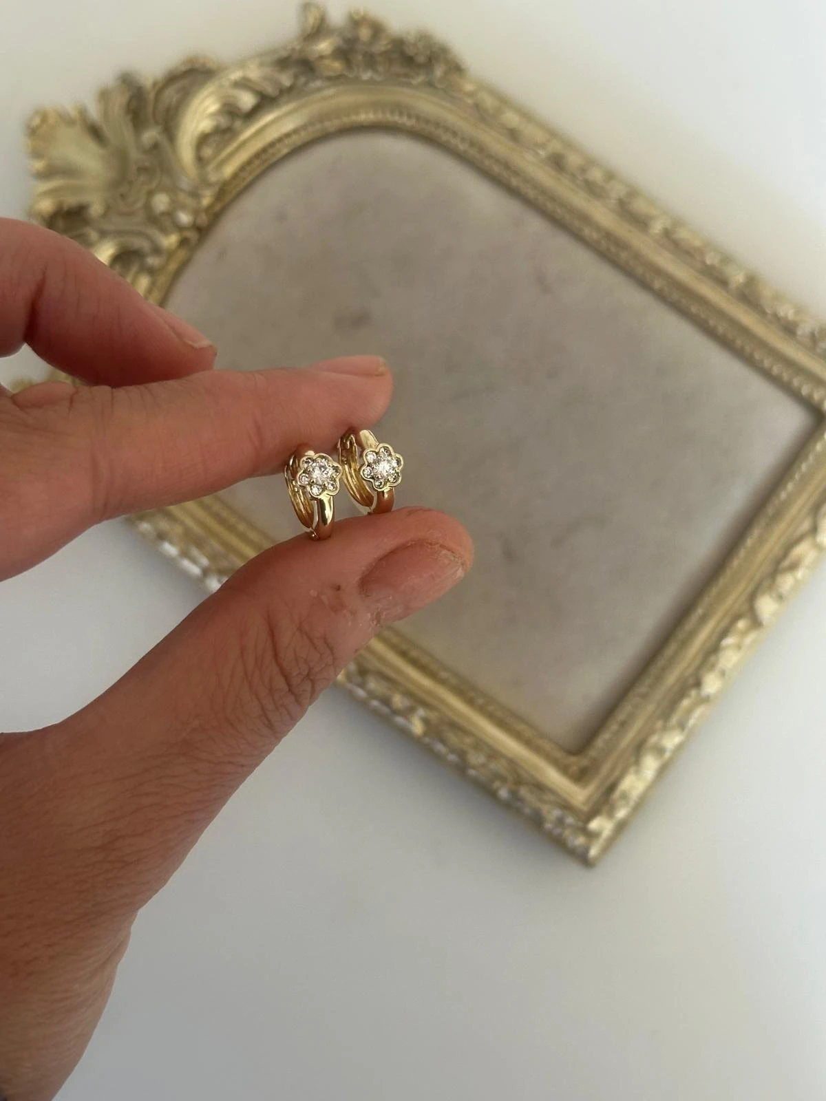 14K Gold Renkli Ortası Çiçek Taşlı Minimal Halka Küpe