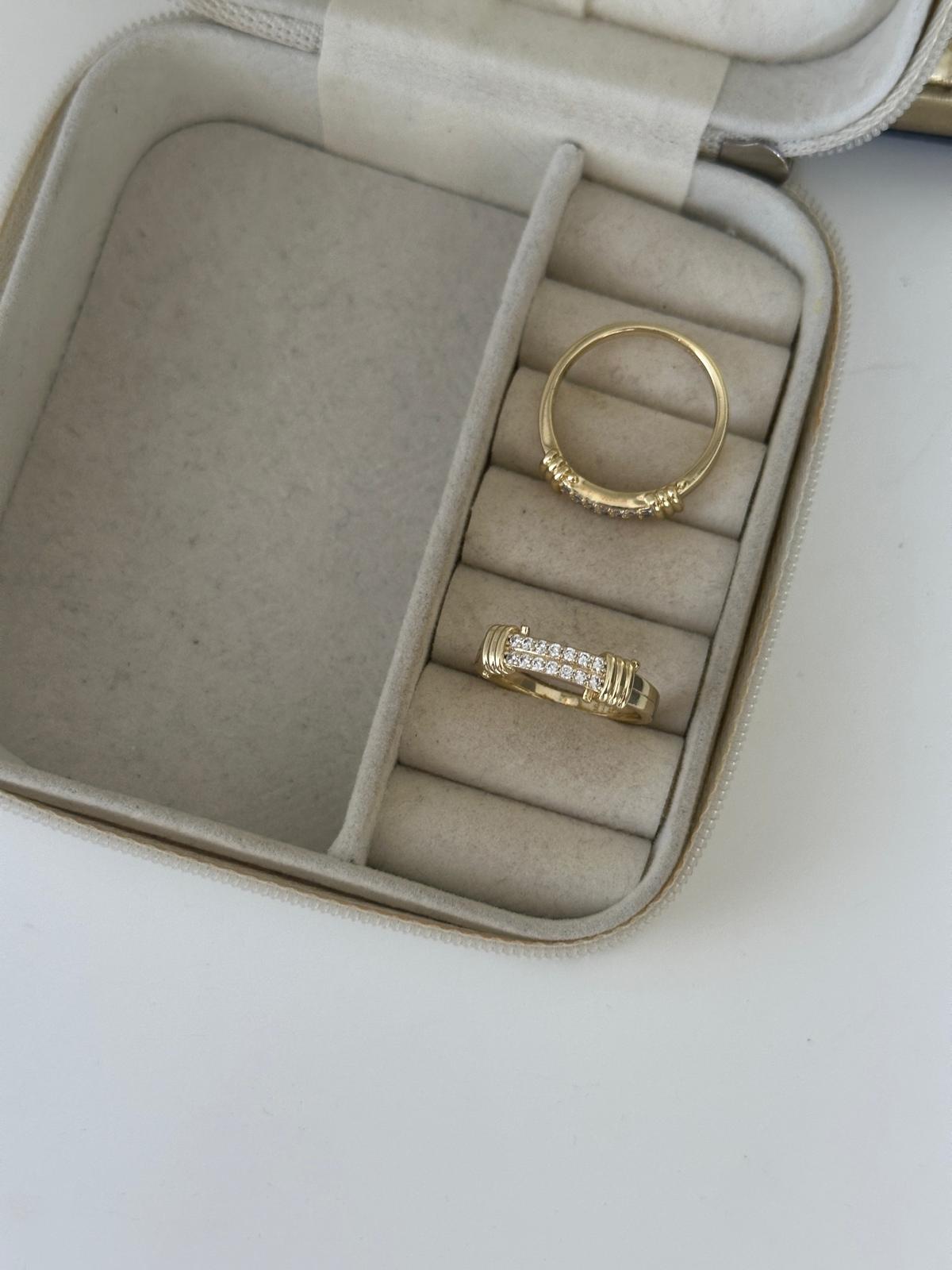 14K Gold Renkli İki Kenarı Dolama Şeritli Ortası Taşlı Yüzük