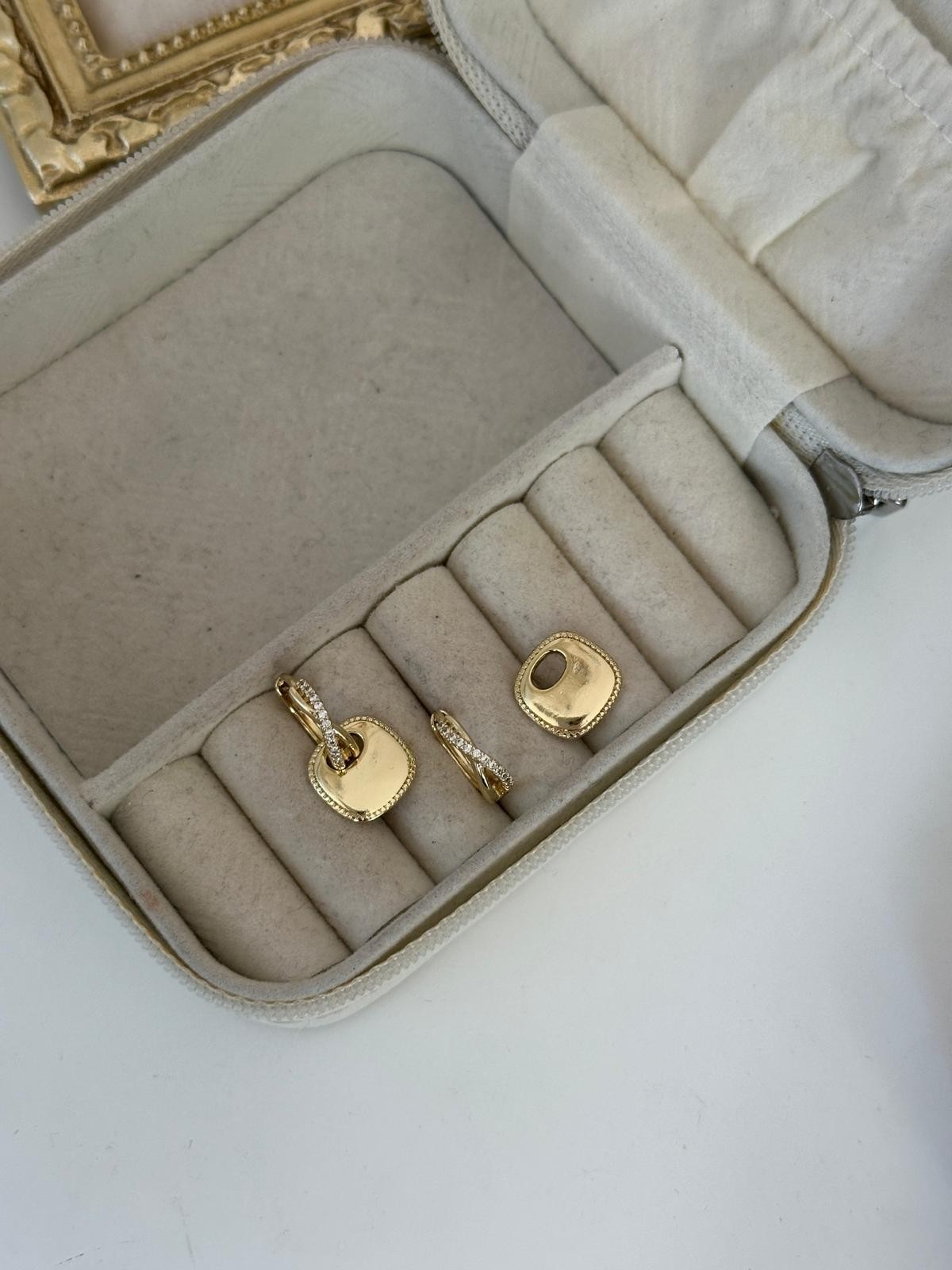 14K Gold Renkli Halka Dolama Taşlı Plaka Pul Küpe