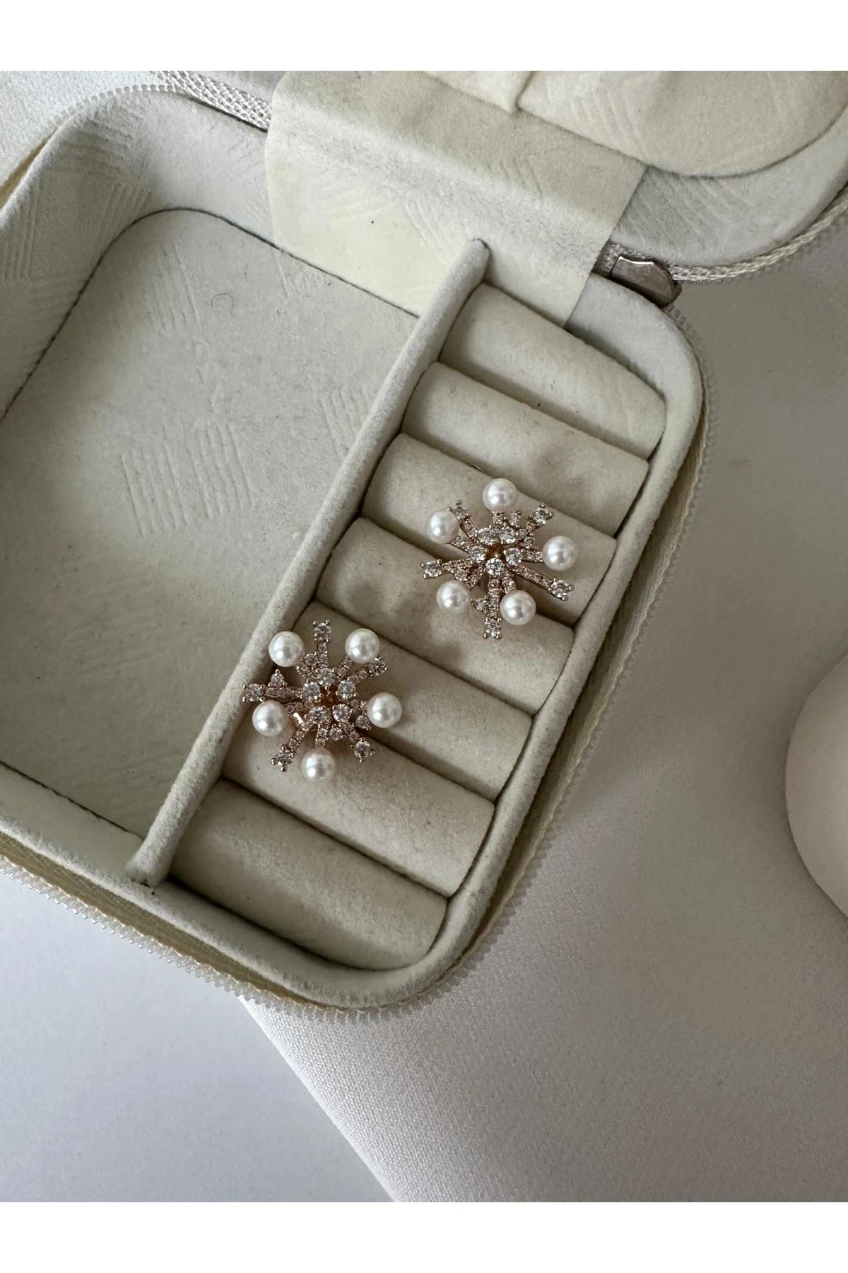 18K Rose Gold Renkli Kar Tanesi Temalı Ortası Taşlı İnci Küpe