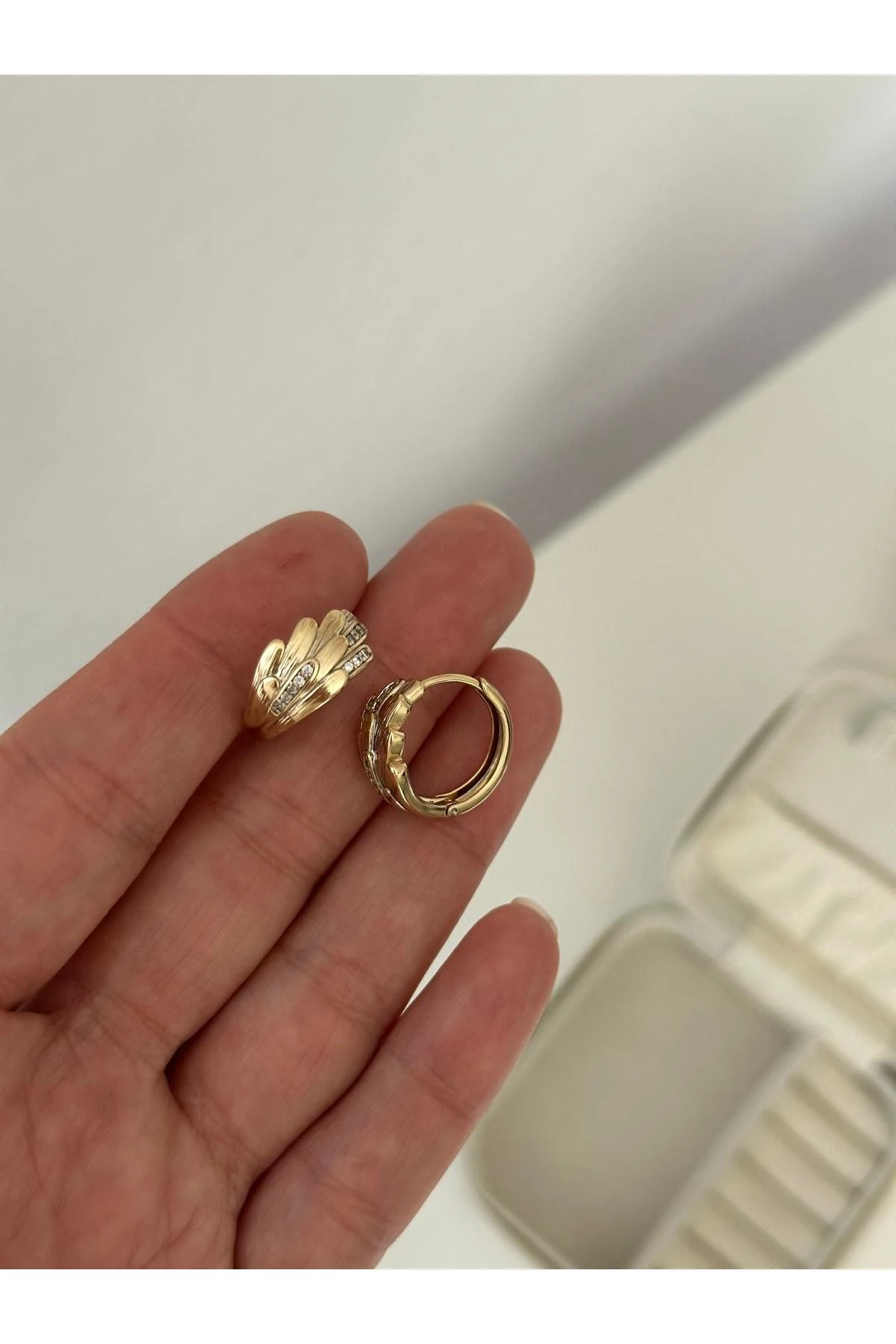 14K Gold Renkli Başak Kabartma Desen Taşlı Küpe