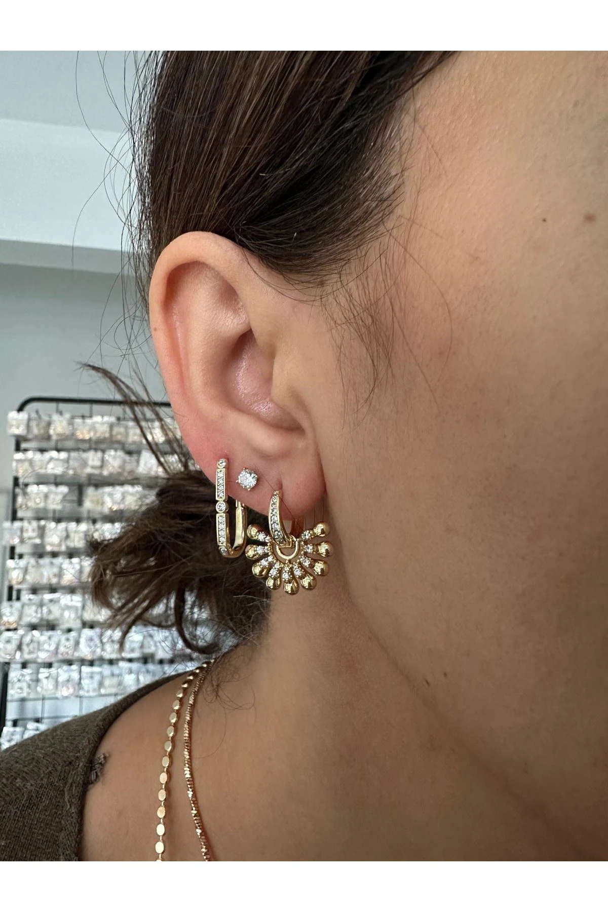 14K Gold Renkli  Halka Yarım Montür Çiçek Taşlı Damlalı Küpe