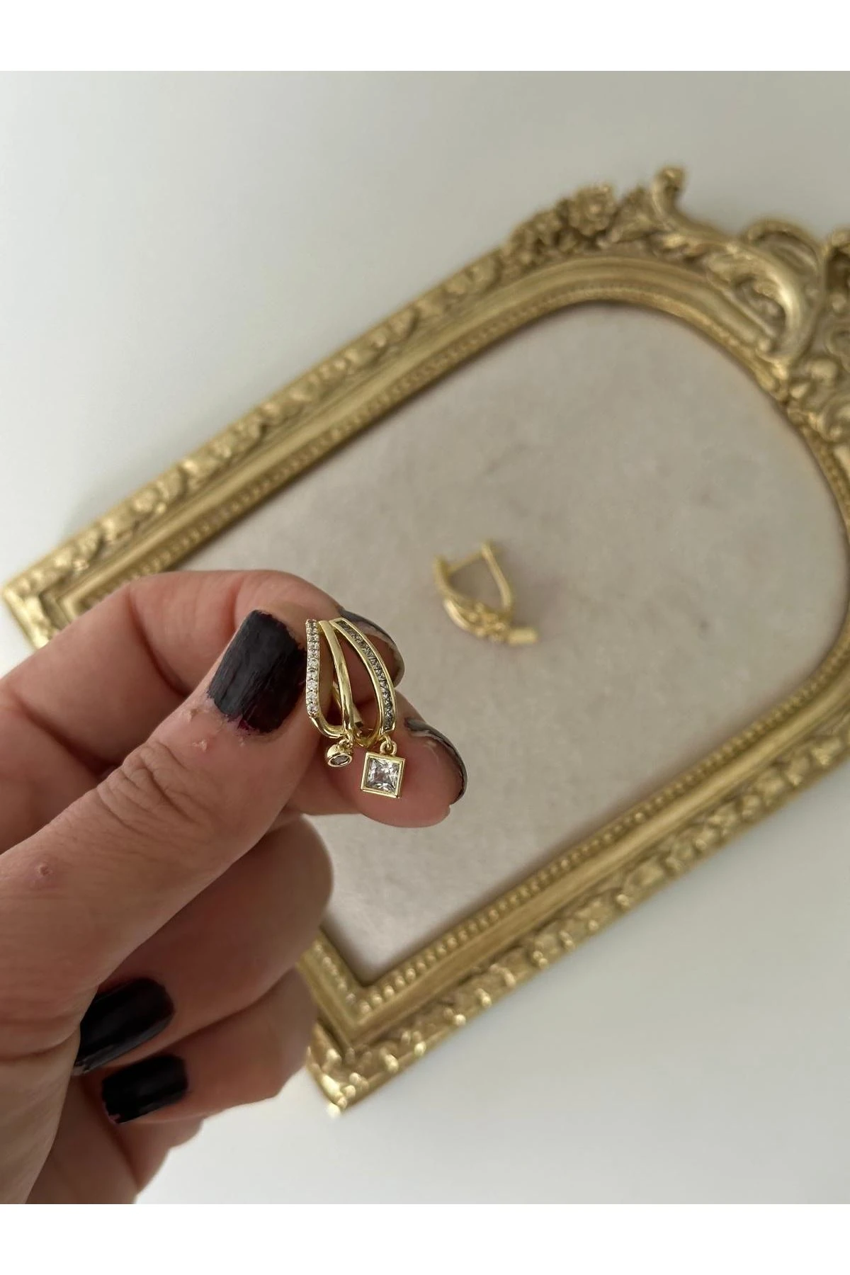 14K Gold Renkli Çoklu Görünüm  Oval Zikzak Geometrik Sarkık Taşlı Küpe