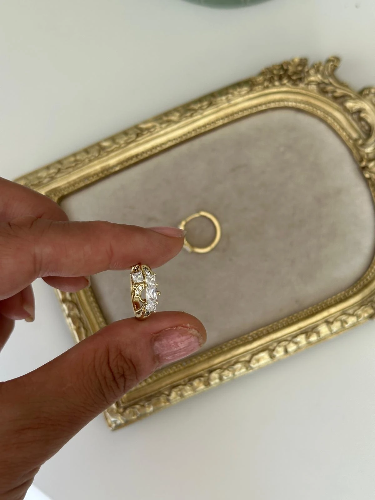 14K Gold Renkli Geometrik Taş Detay Sarmal Halka Küpe