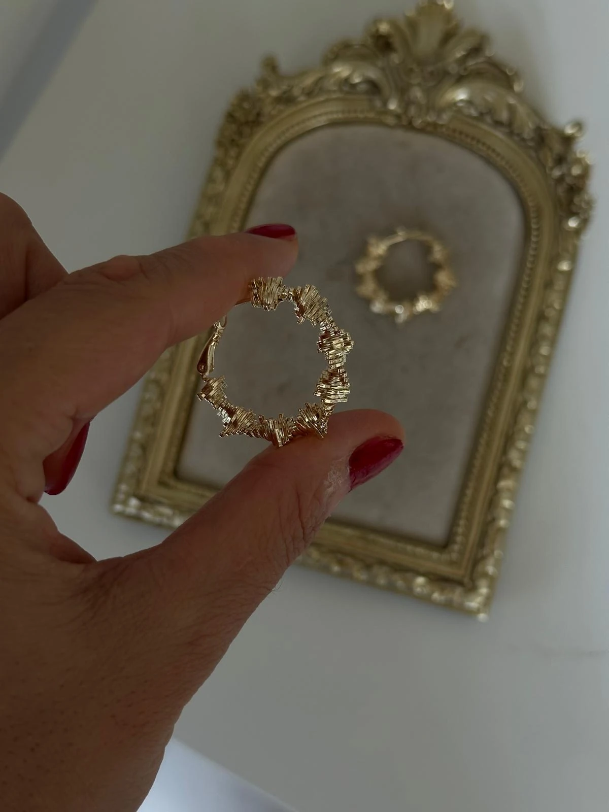 Gold Renkli Tırtıklı Dolama Parlak Halka Küpe