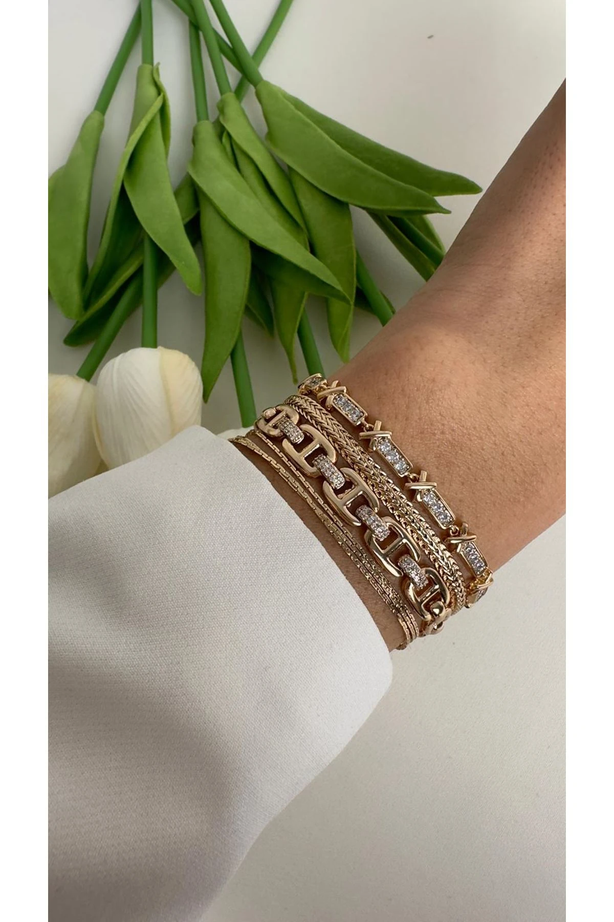 18K Rose Gold Renkli Marka Ortası Oval Taşlı Geçmeli Bileklik