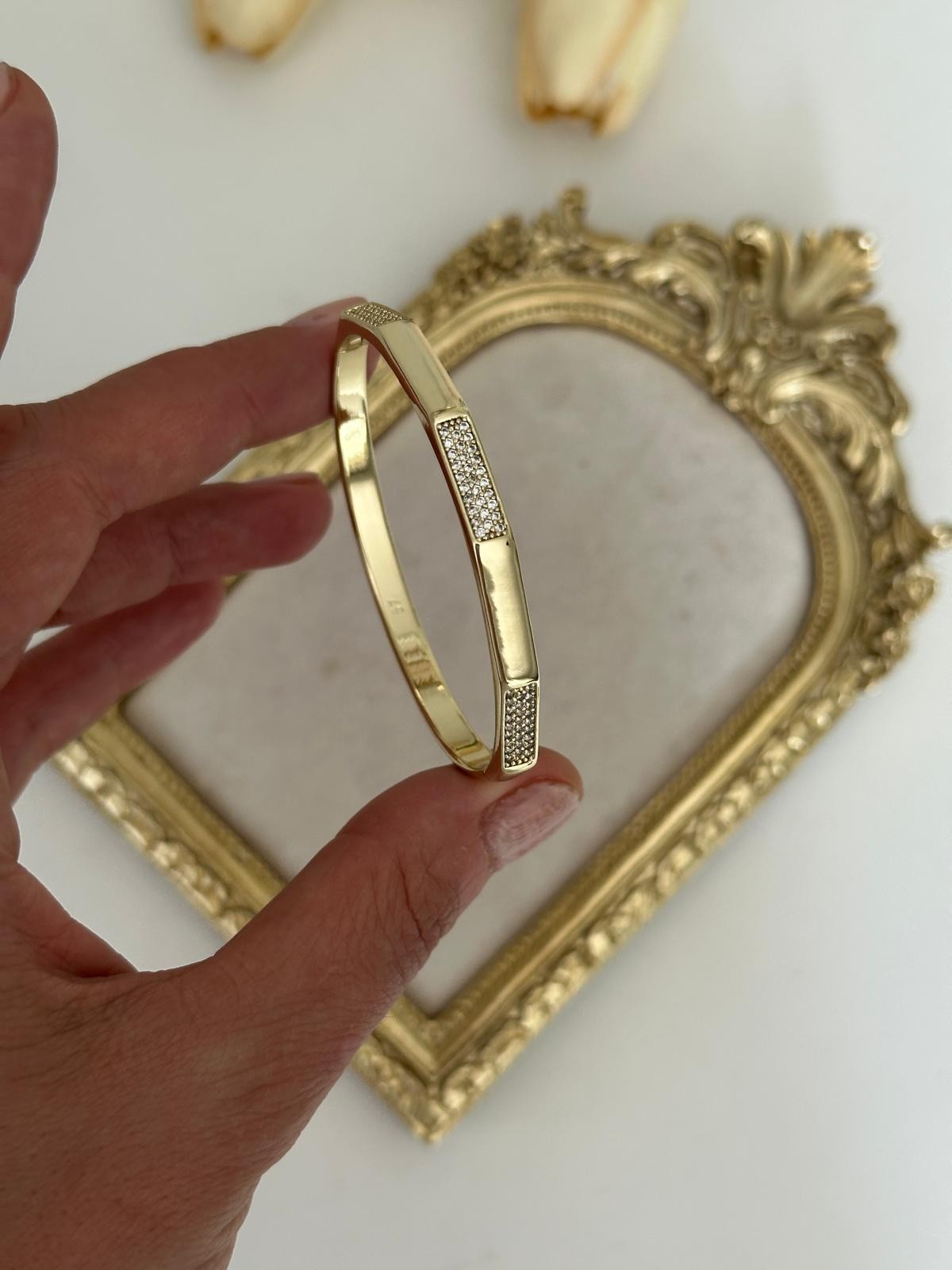 14K Gold Renkli Beşgen Taşlı Oval Kelepçe - 5,7 cm