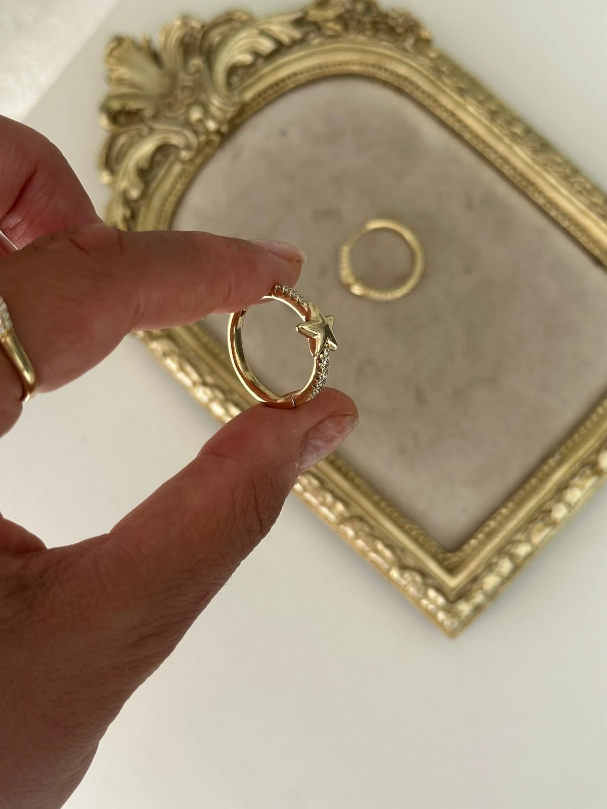 14K Gold Renkli Ortası Yıldız Plaka Halka Taşlı Küpe