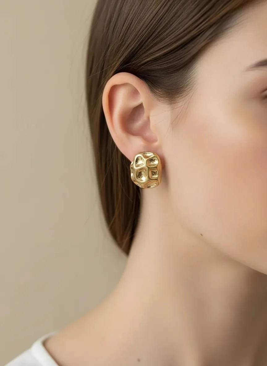 Gold Geometrik Desenli Plaka Kabartma Küpe