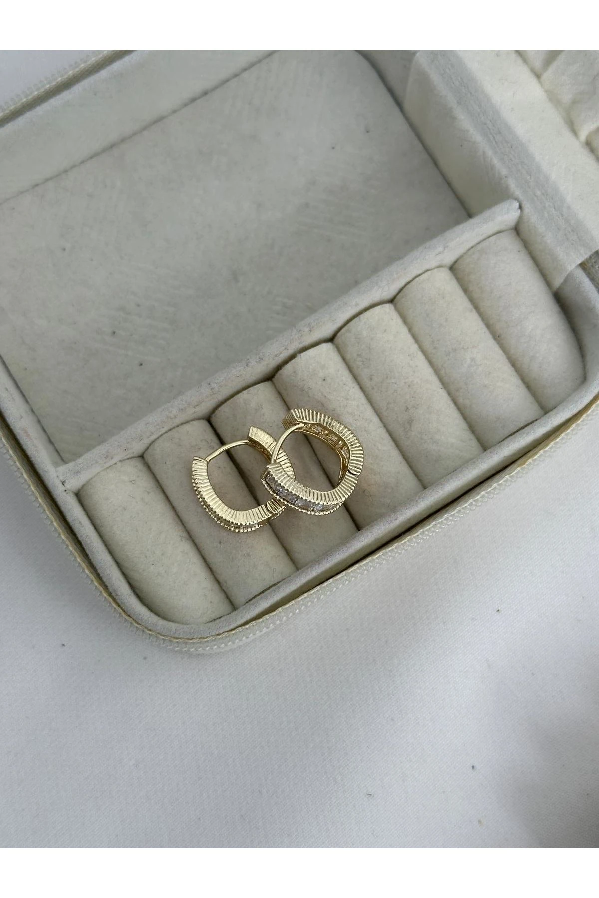 14K Gold Renkli  Kristal Taşlı Oval Kesim Kenarları Varaklı Küpe