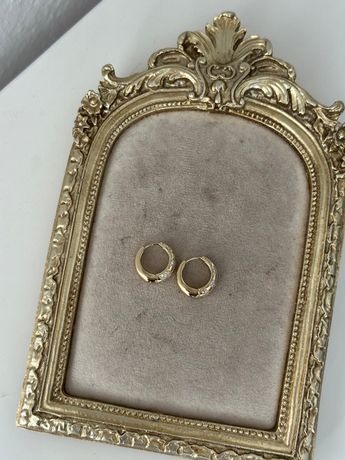 14K Gold Renkli Basıc Bomb Kesim Halka Önü Şerit Montür Taşlı Küpe