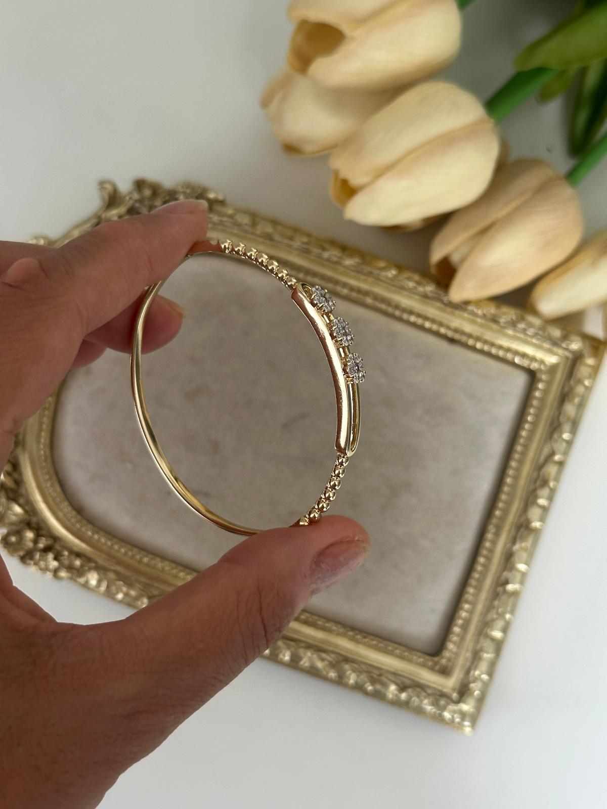 14K Gold Renkli Üç Çiçek Taşlı Kenarları Dorika Topçuklu Kelepçe