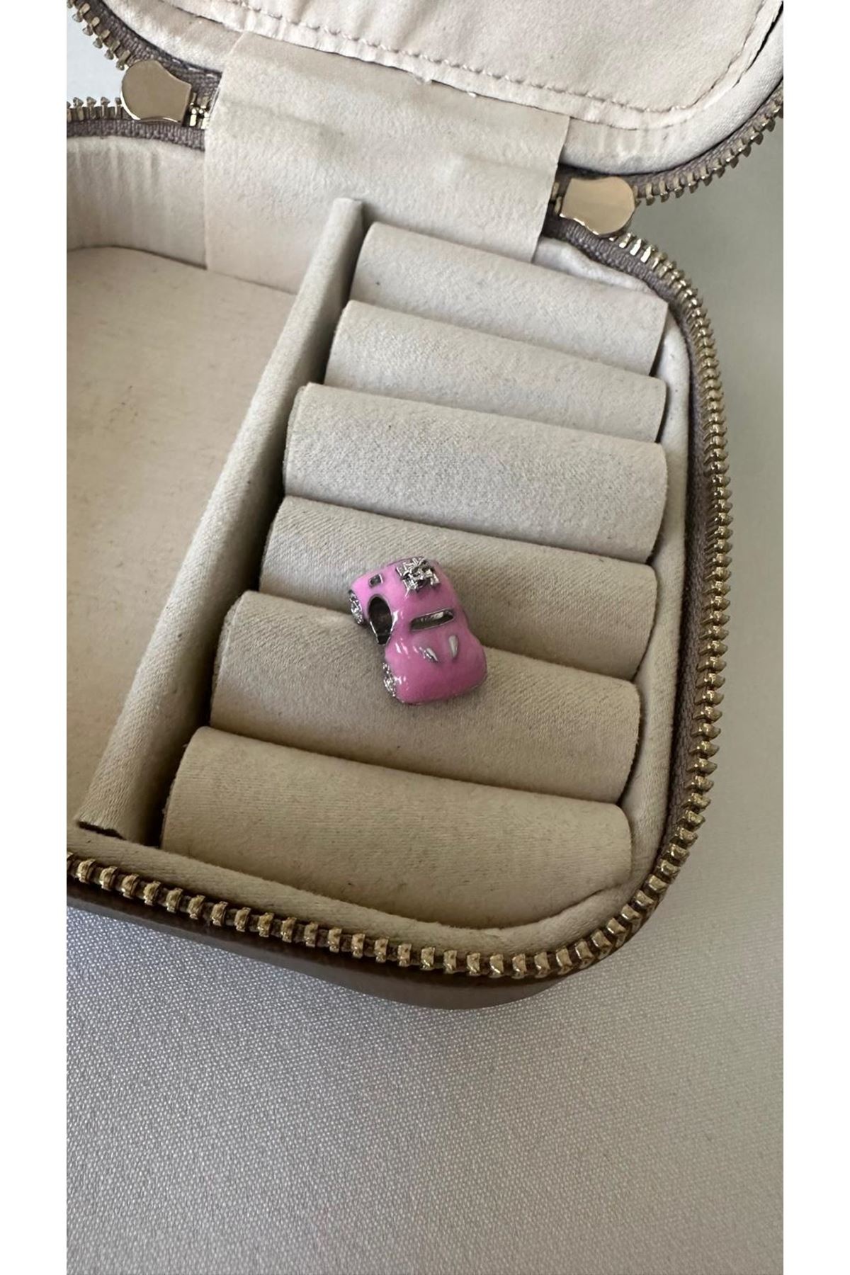 Seyahat Pembe Araba Charm