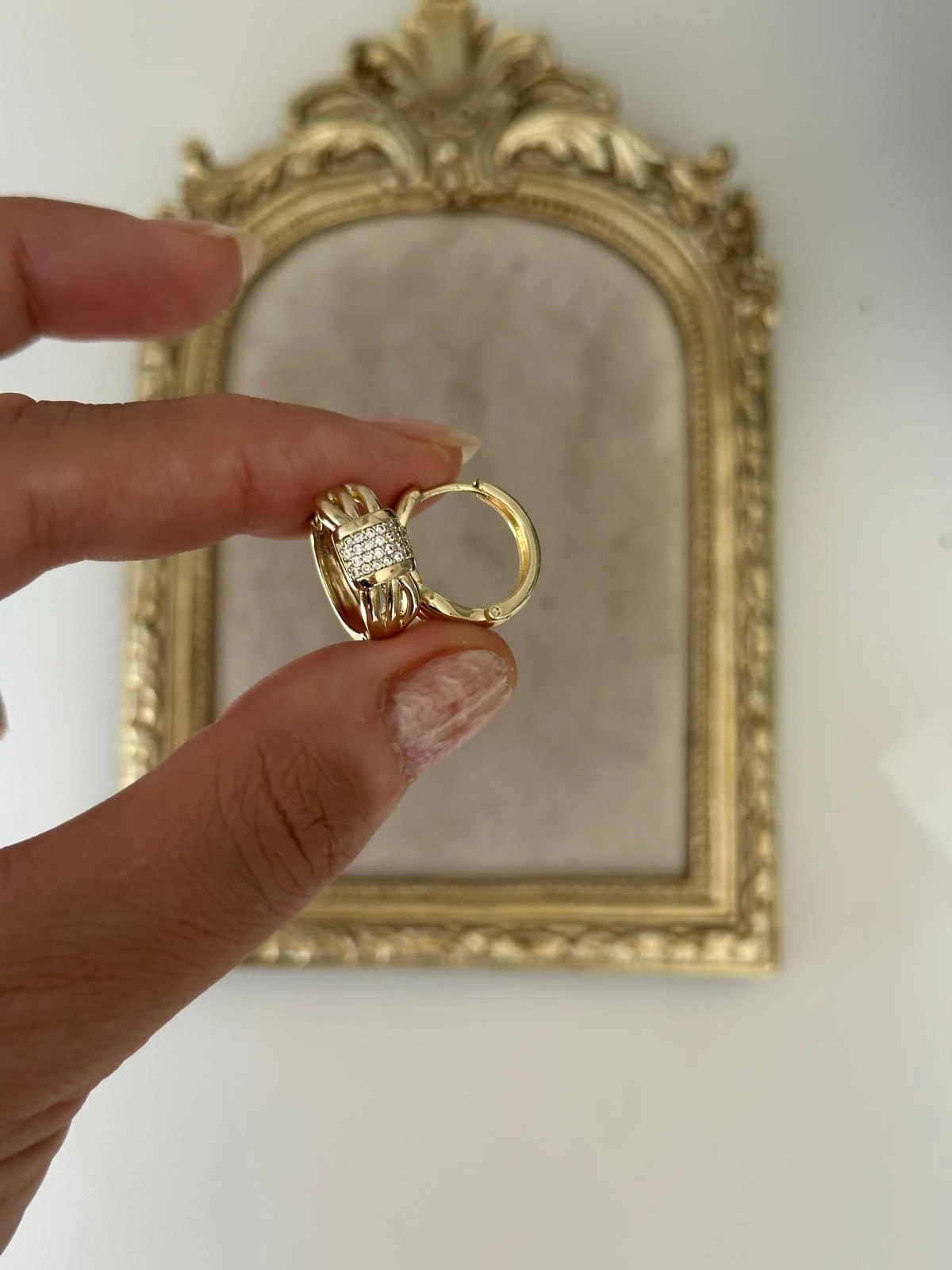 14K Gold Renkli Kuyum Önü Bombeli Montür Taşlı Sarmal Halka Küpe