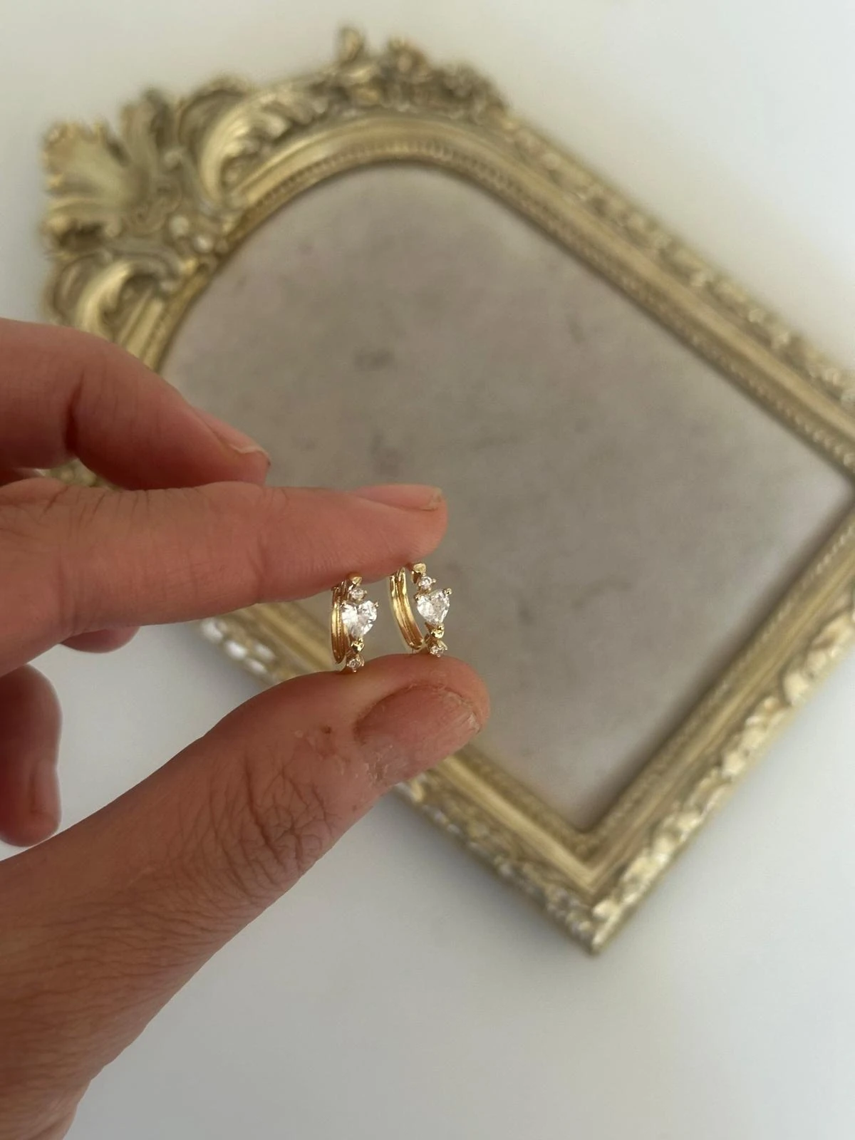 14K Gold Renkli Ortası Kalp Taşlı Minimal Halka Küpe