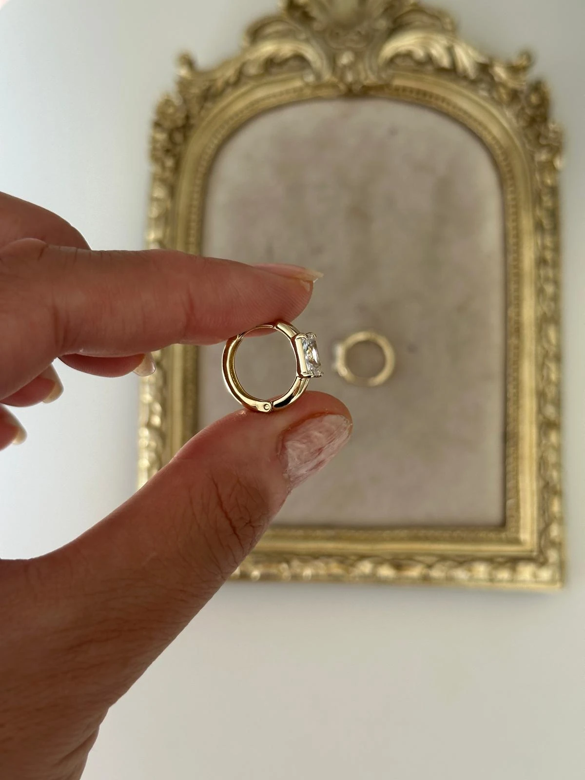 14K Gold Renkli Ortası Baget Taşlı Halka Küpe