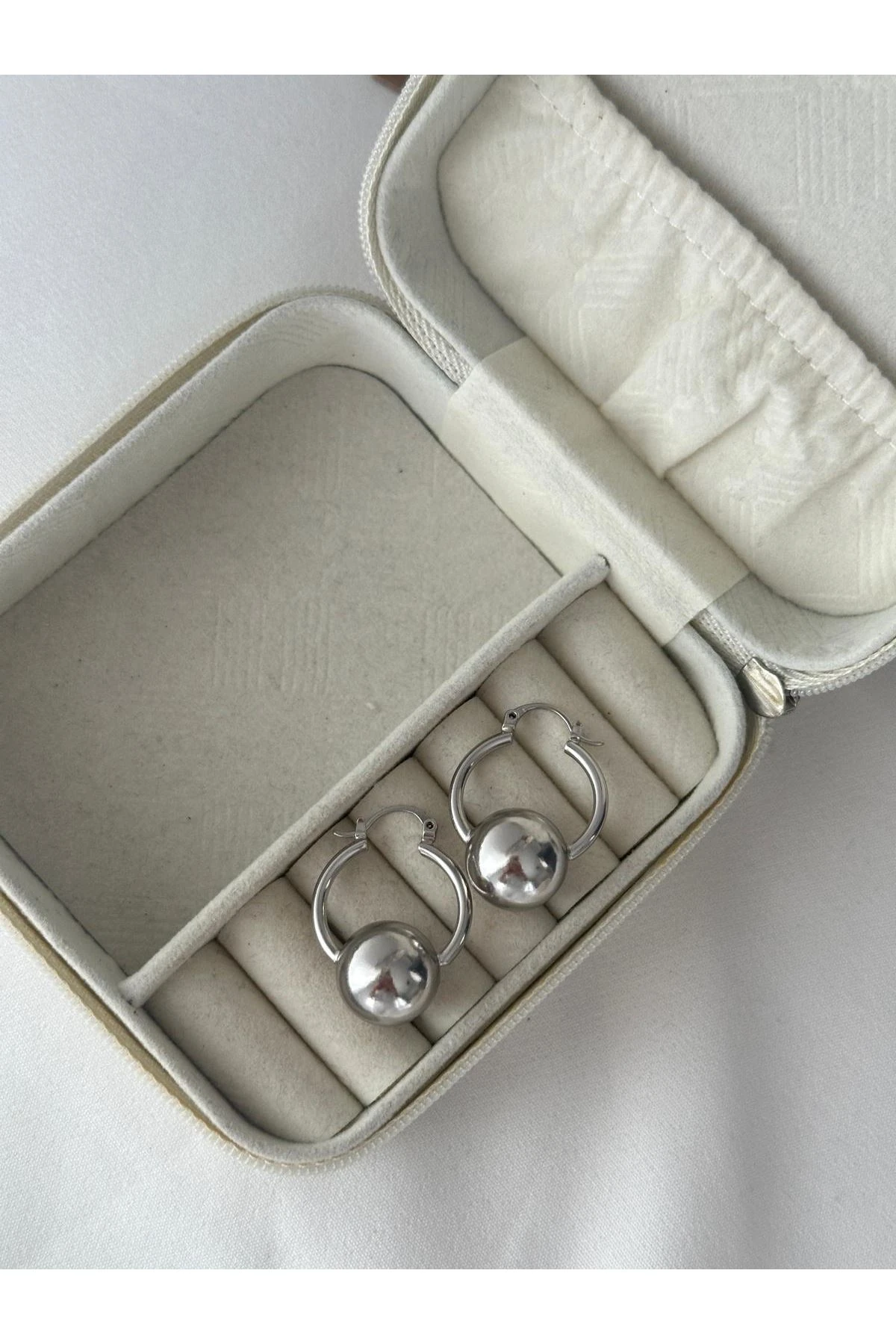 Gümüş Renkli Marka Halka Ortası Top Küpe