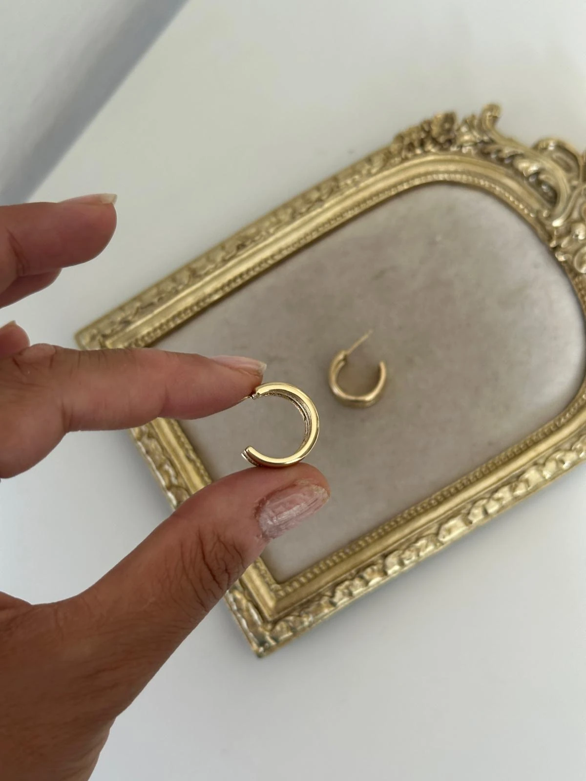 14K Gold Renkli Yarım Kalın Halka Ortası Şerit Montür Taşlı Küpe