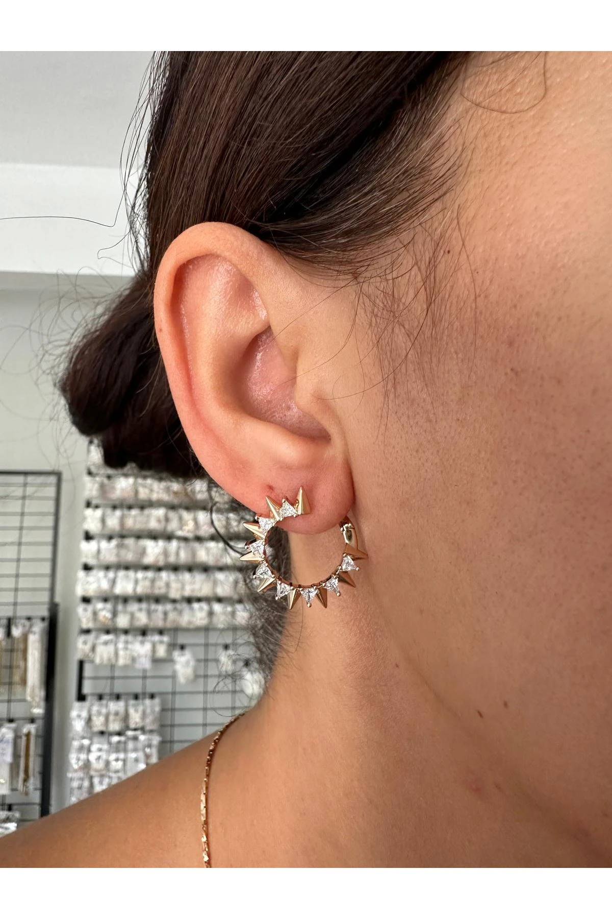 18K Rose Gold Renkli Döner Taşlı Çivi Detaylı Küpe