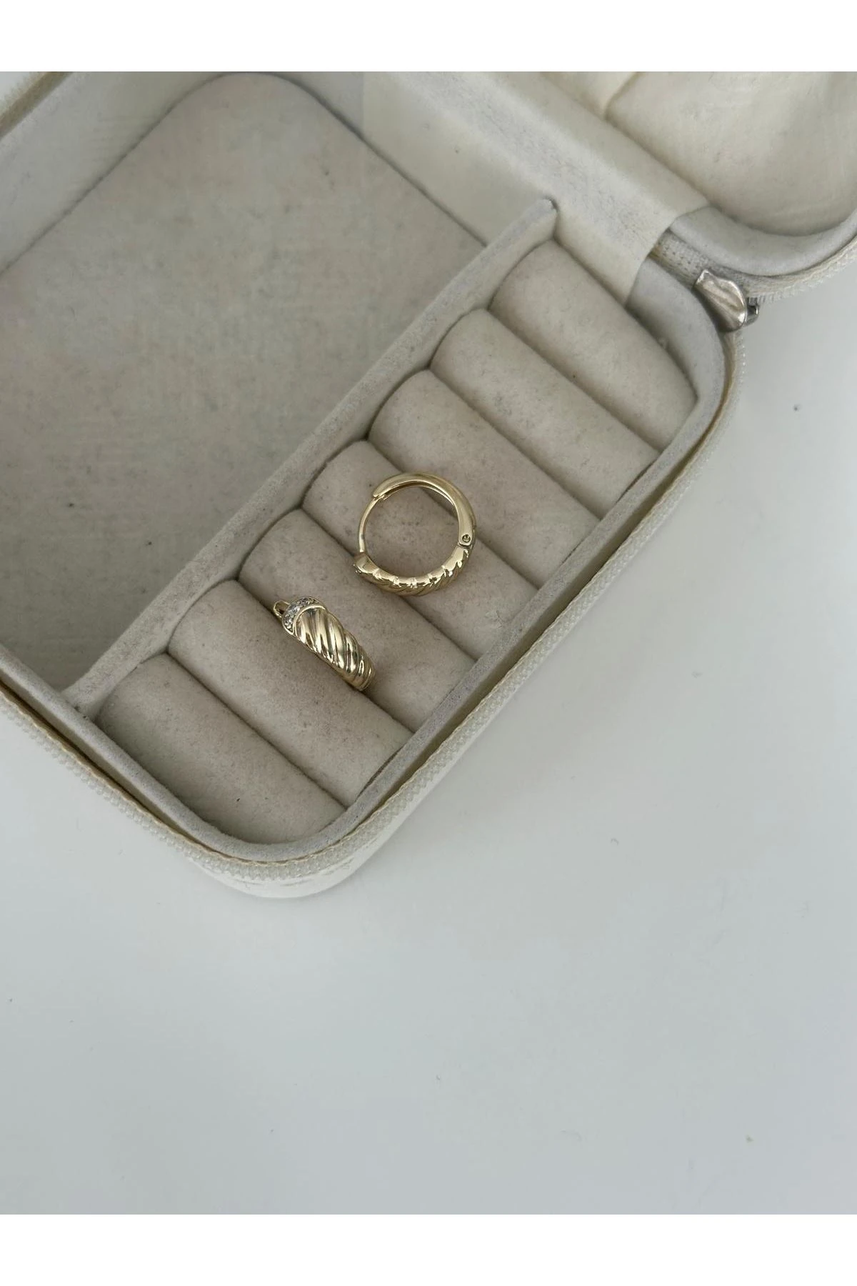 14K Gold Renkli Halka Burgu Kesim Önü Sıra Taşlı Küpe