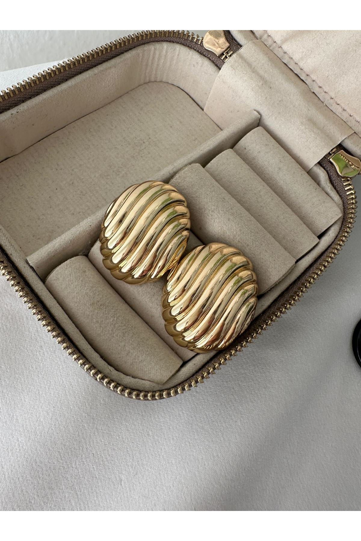 Marka Oval Çizgili Kesim Küpe