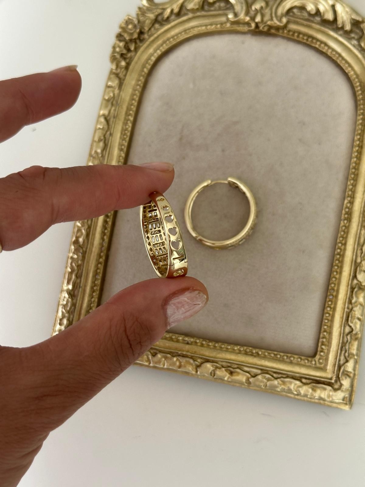 14K Gold Renkli Kalın Önü Baget Montürlenmiş Gömme Taşlı Küpe
