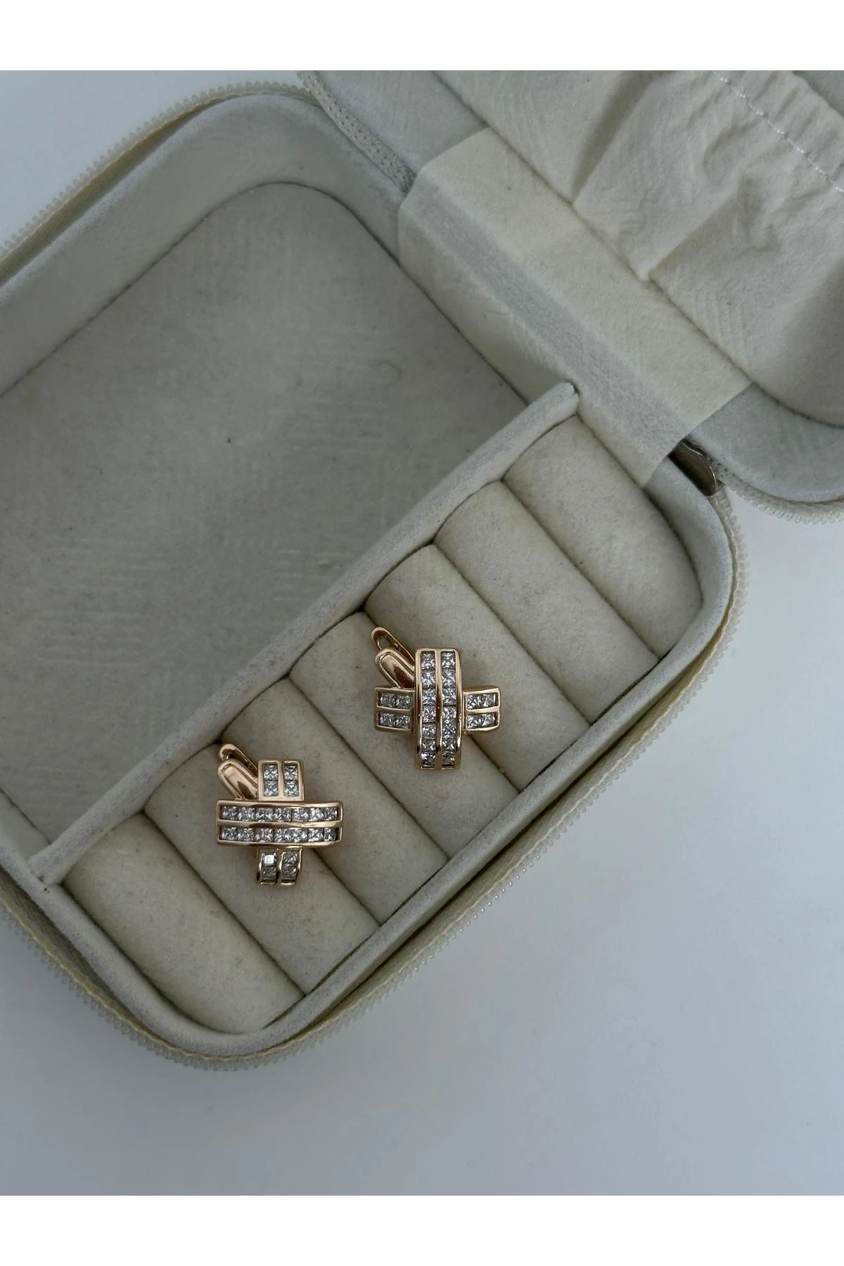 18K Rose Gold Renkli Marka X Taşlı Küpe