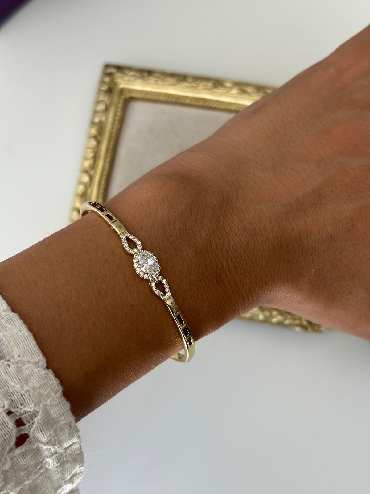 14K Gold Renkli Ortası Oval Baget Taşlı Kelepçe