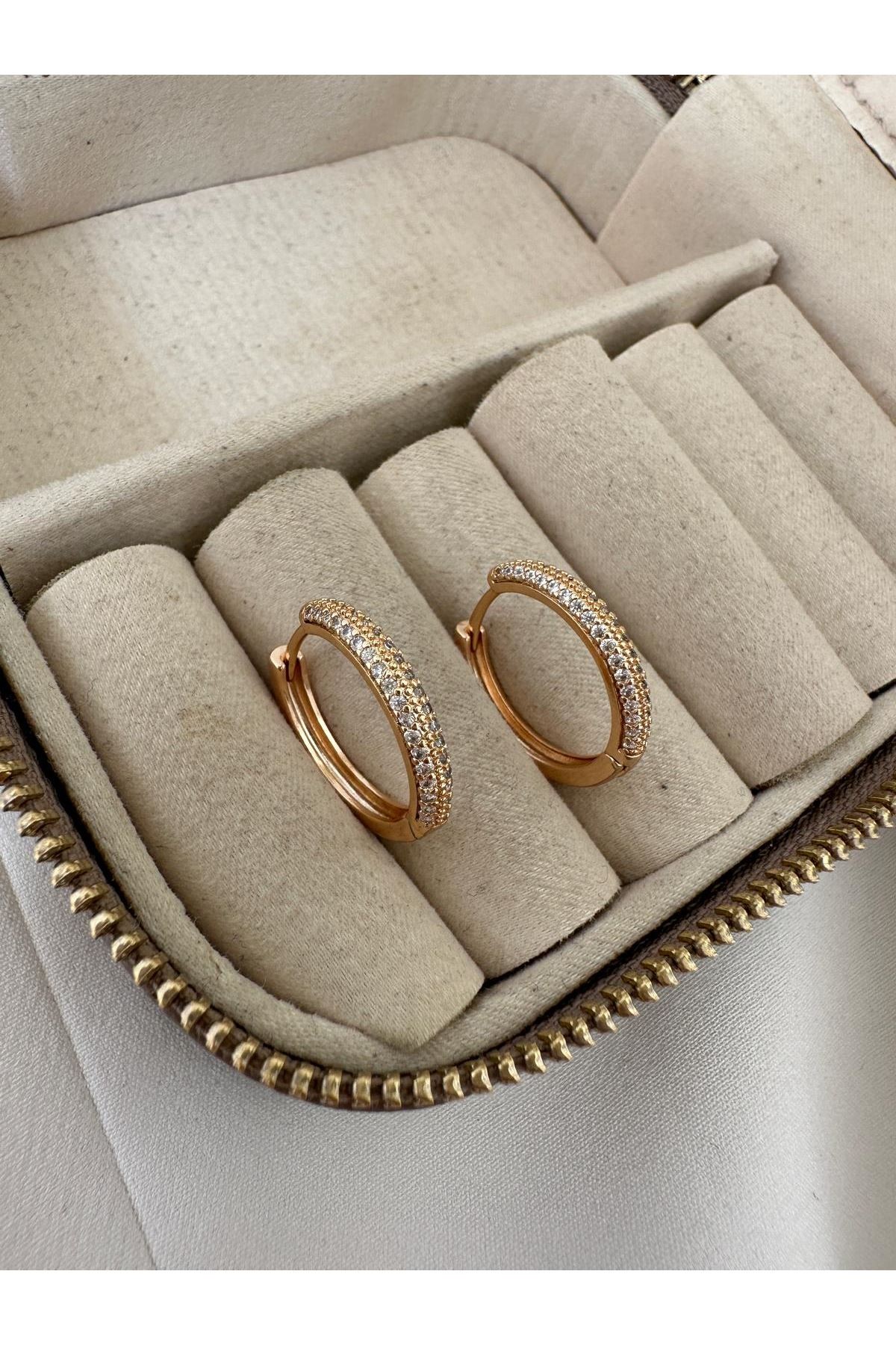 18K Rose Gold Renkli Montür Sıra Taşlı Orta Boy Halka Küpe