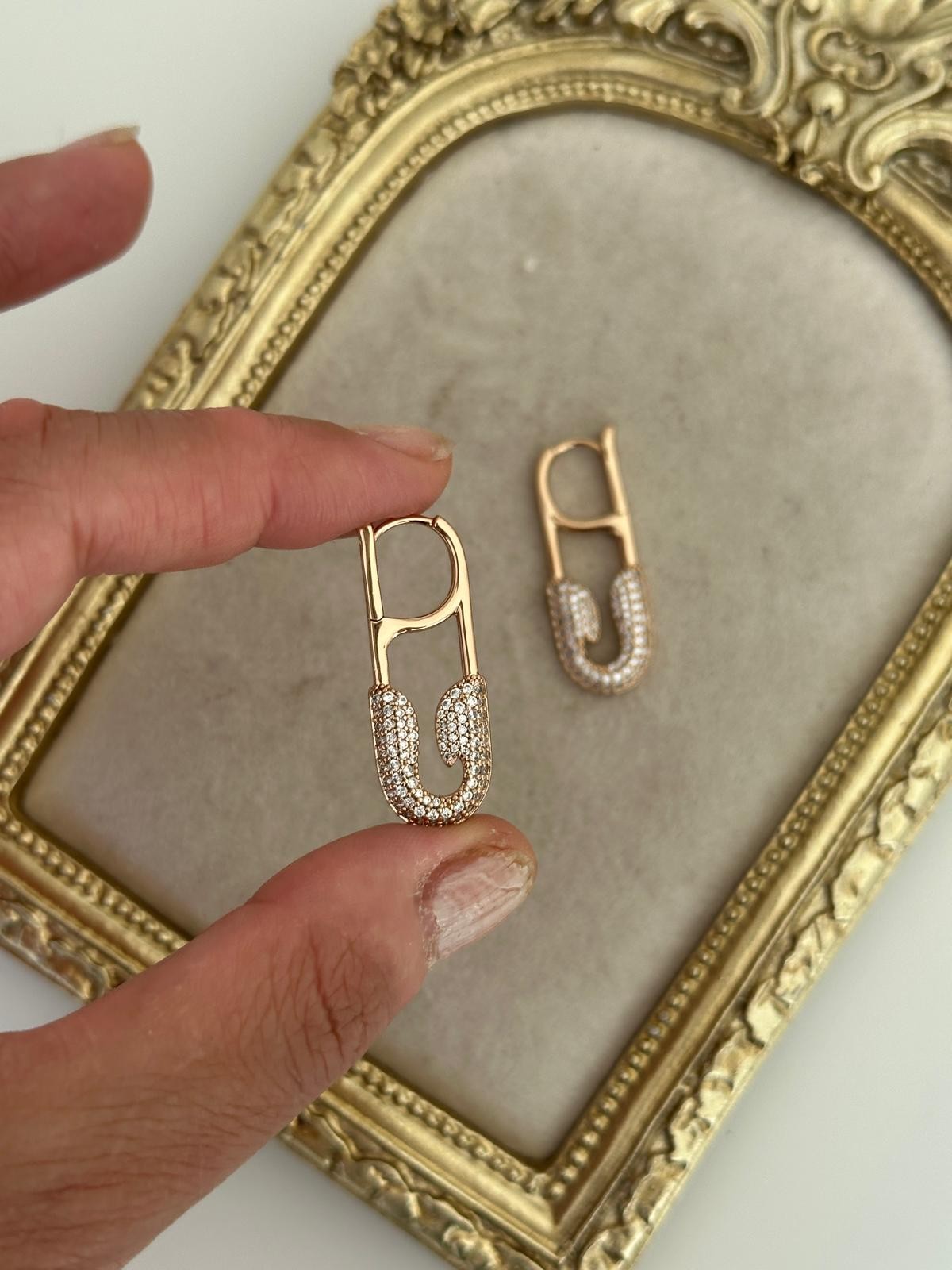 18K Gold Rose Renkli Kilitli İğne Taş Tasarım Küpe