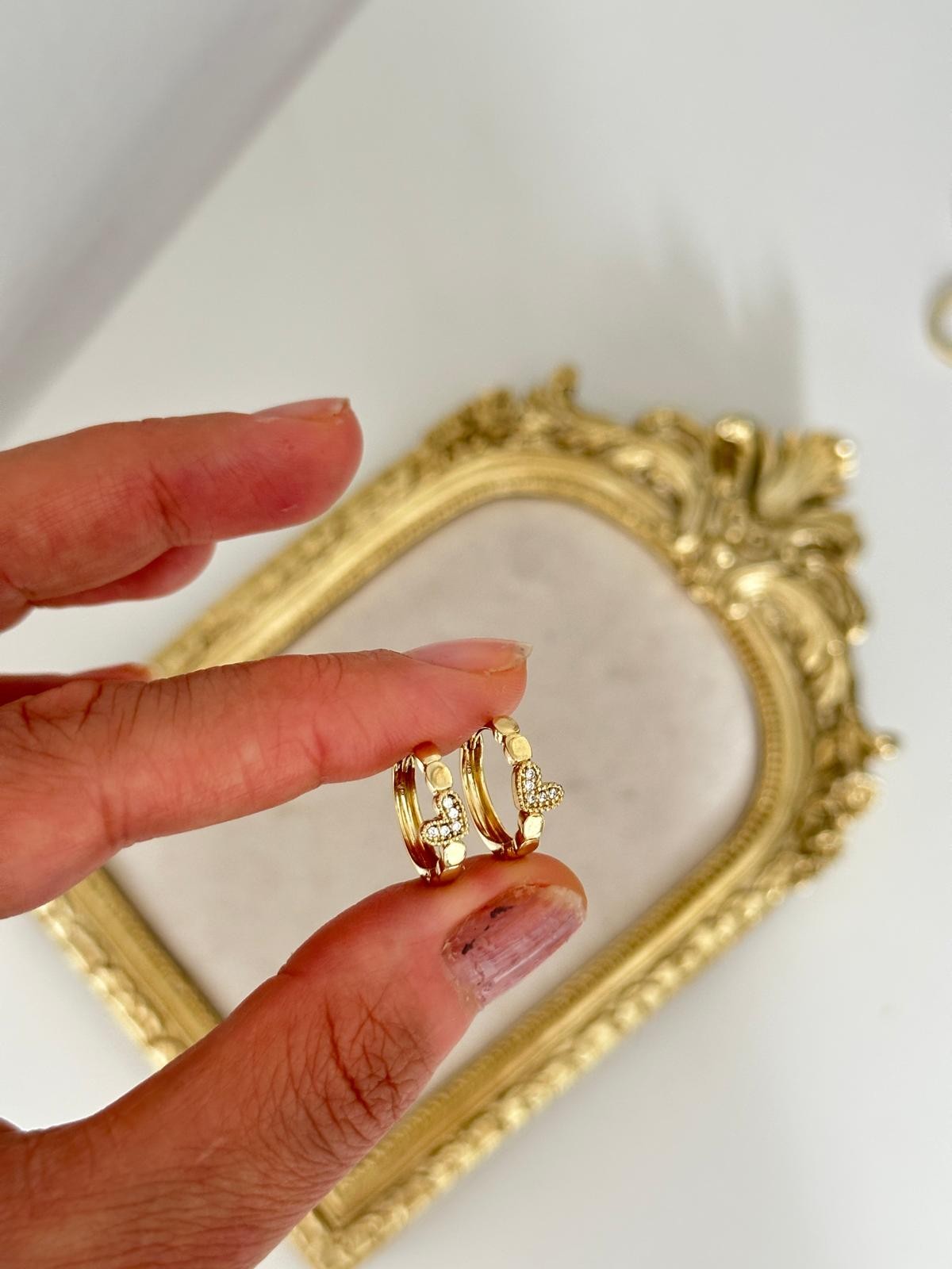 14K Gold Renkli Halka Plaka Ortası Kalp Taşlı Küpe