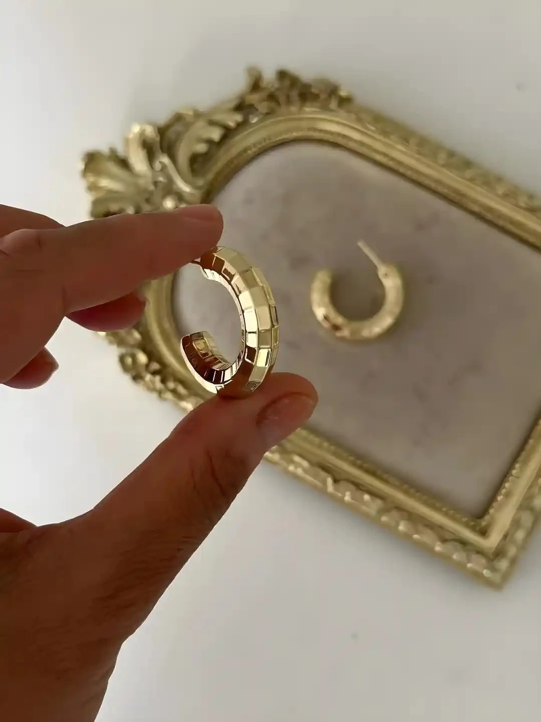 14K Gold Renkli Parlak Krokan Desenli Halka Küpe