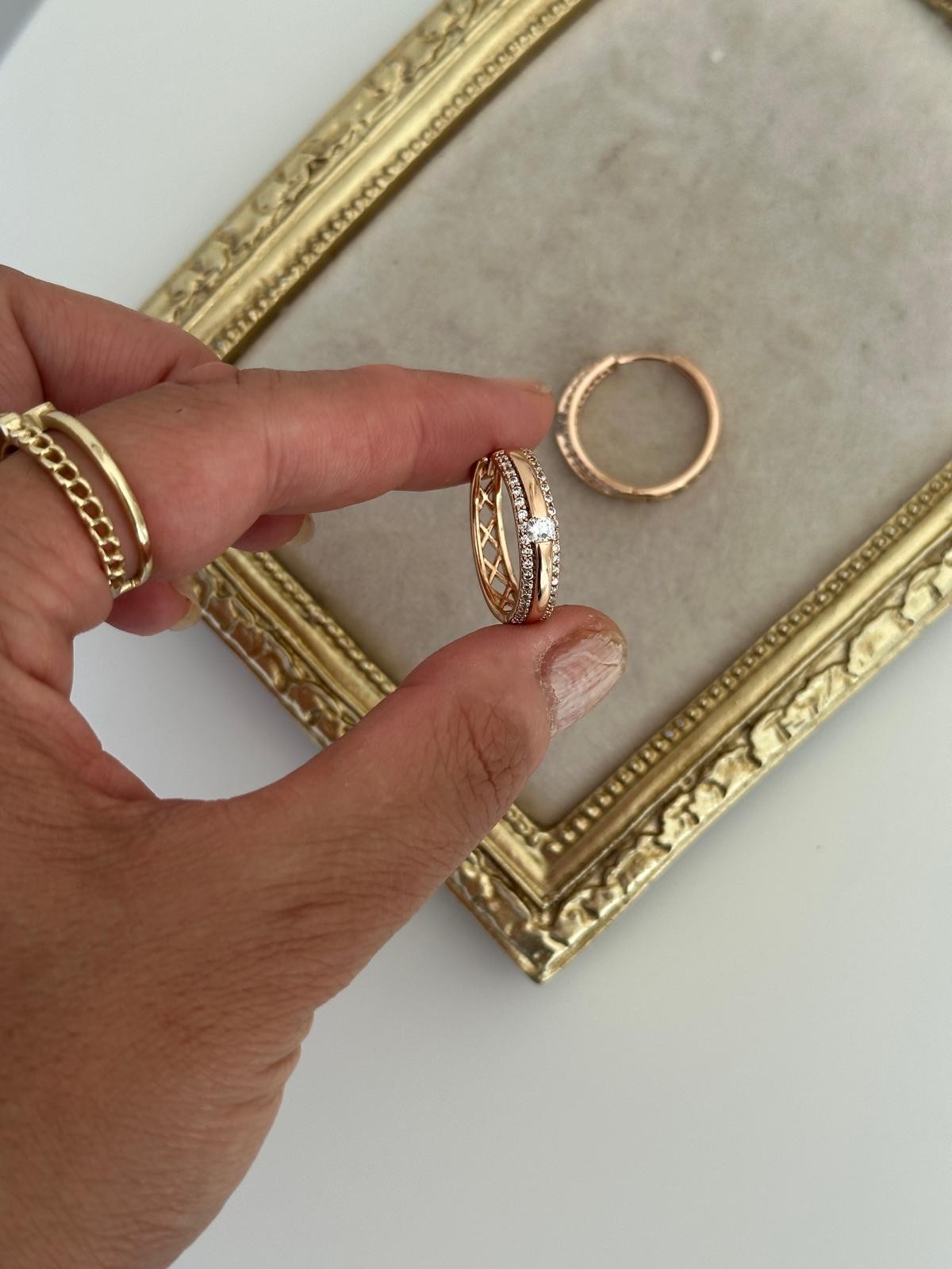 18K Gold Rose Renkli Çift Sıra Gömme Taşlı Ortası Yuvarlak Taş Halka Küpe