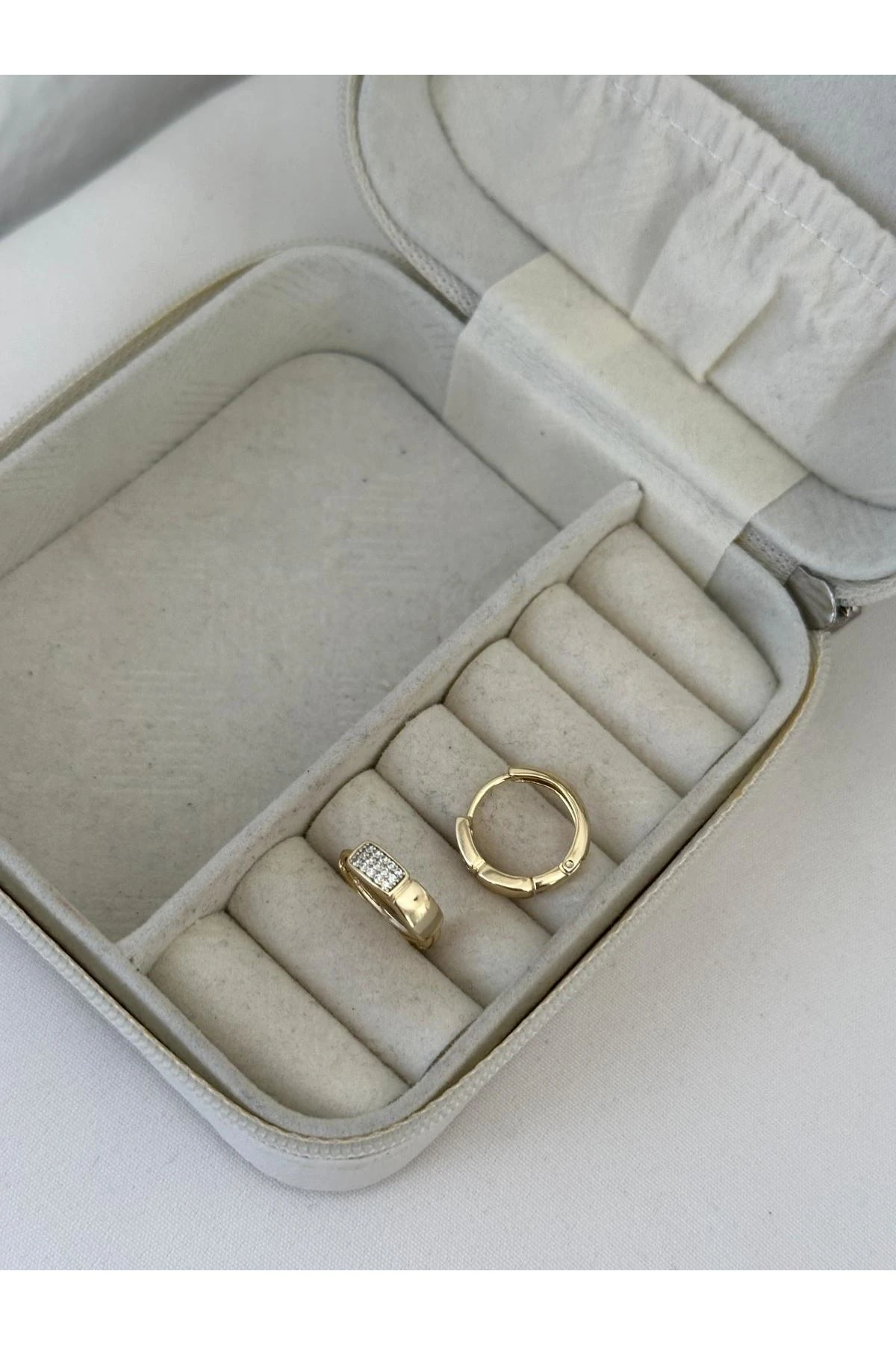 14K Gold Renkli  Halka Kabartma Plaka Önü Taşlı Küpe