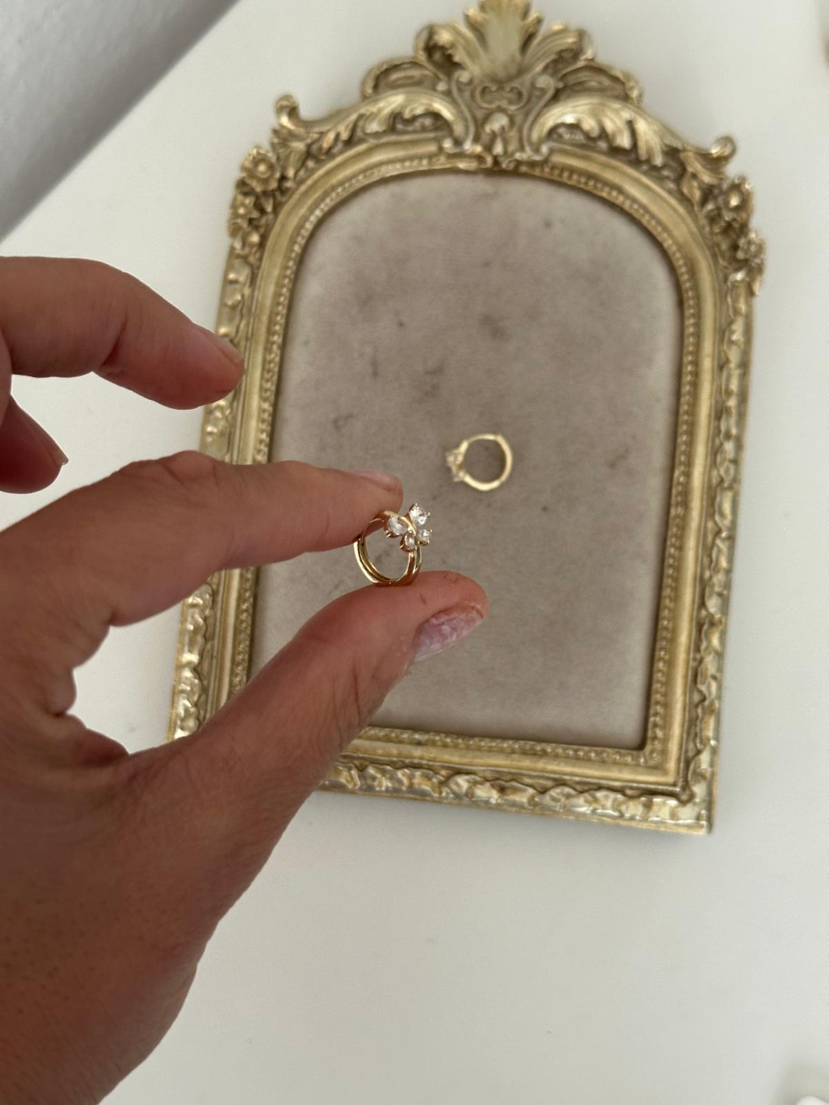 14K Gold Renkli Minimal Halka Önü Kelebek Figür Taşlı Küpe