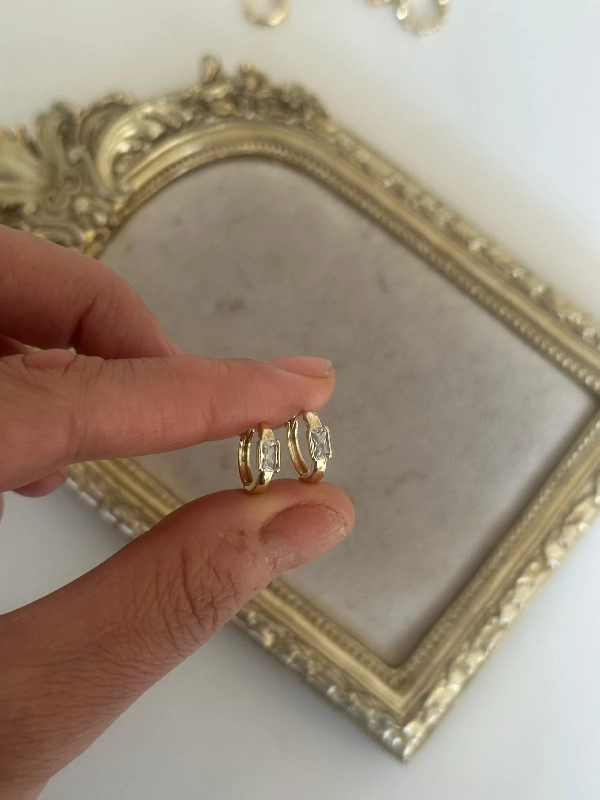 14K Gold Renkli Önü Baget Dikdörtgen Taşlı Minimal Halka Küpe