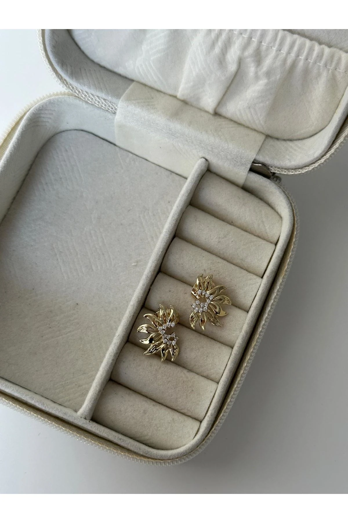 14K Gold Renkli  Yarım Çiçek Kesim Taşlı Küpe