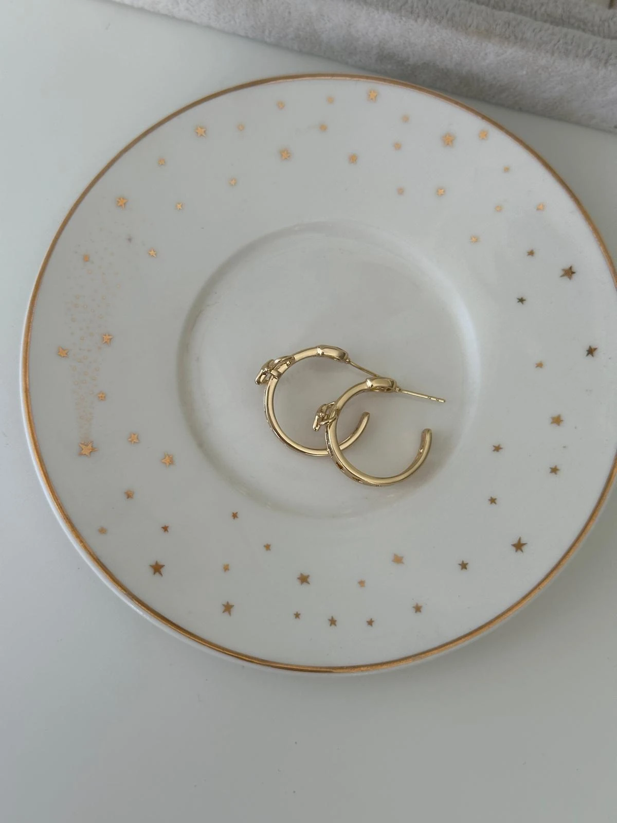 14K Gold Renkli Kristal Taşlı Önü Yıldız Gezegen Figürlü Yarım Halka Küpe