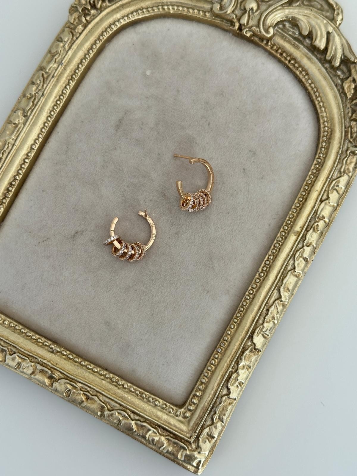 18K Gold Rose Roma Desenli Halka Oynar Taşlı Küpe